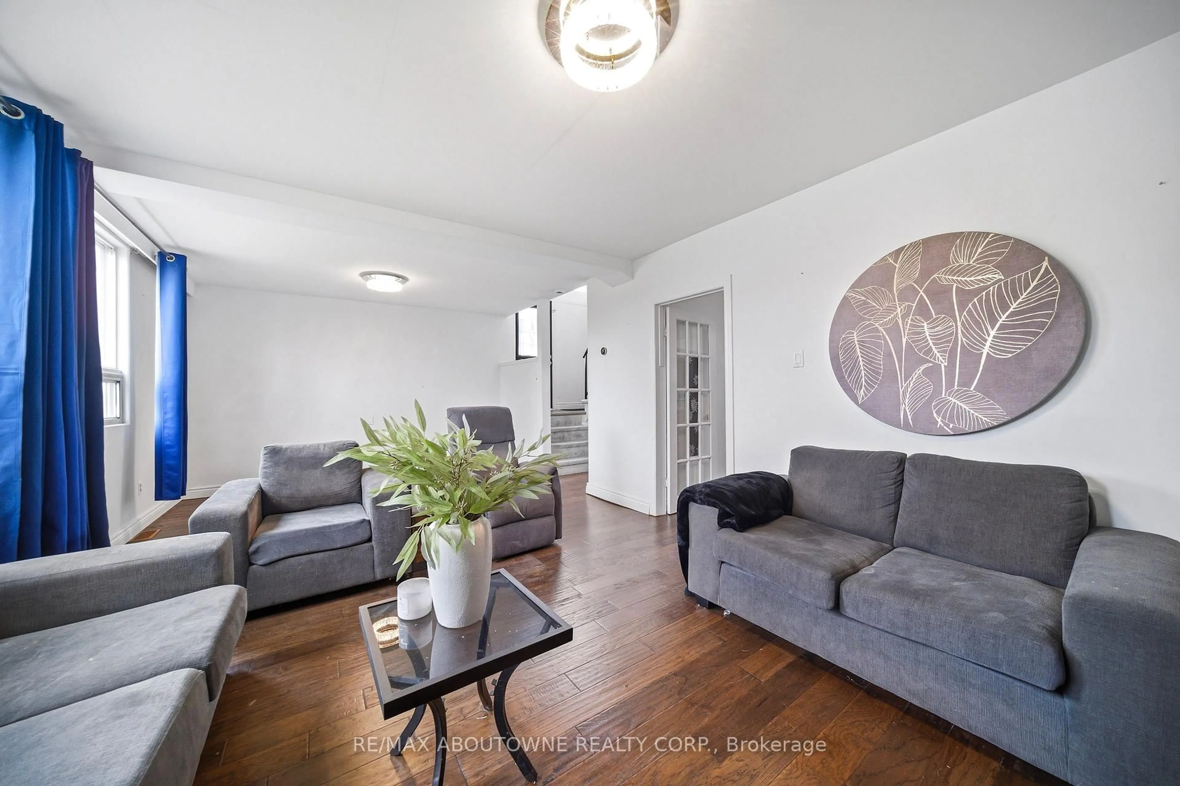 Living room with furniture, wood/laminate floor for 471 Seabourne Dr, Oakville Ontario L6L 4E9