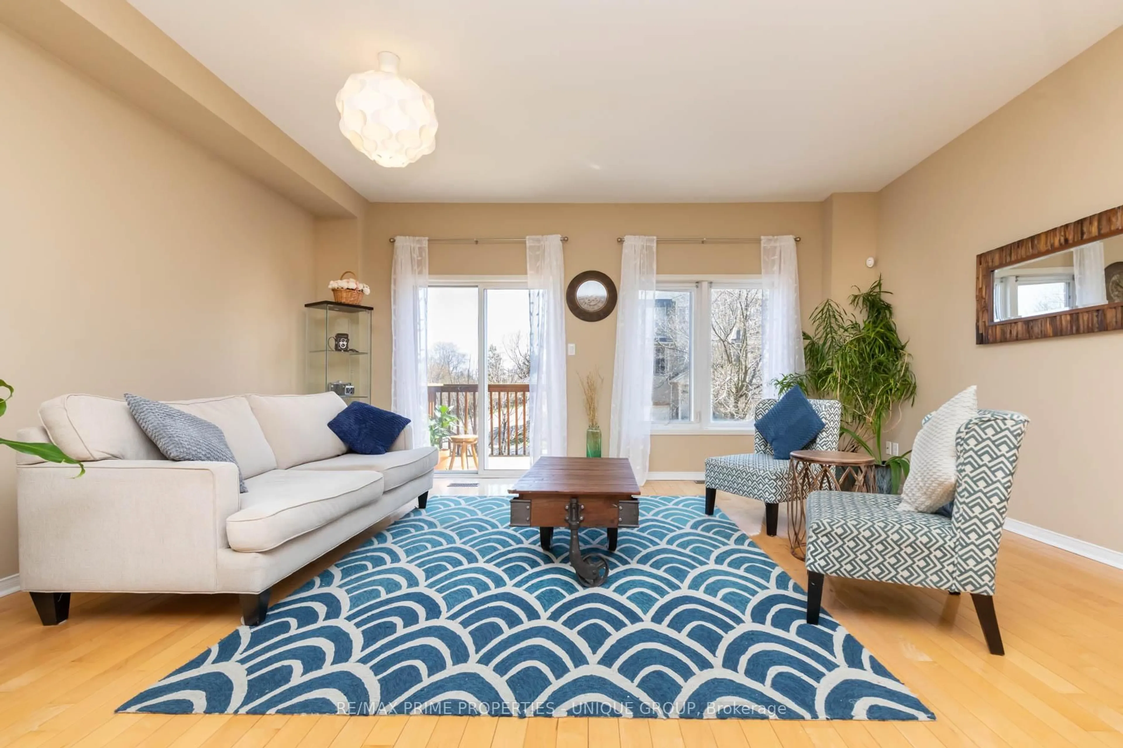 Living room with furniture, carpet floor for 1130 Cawthra Rd #10, Mississauga Ontario L5G 4V7