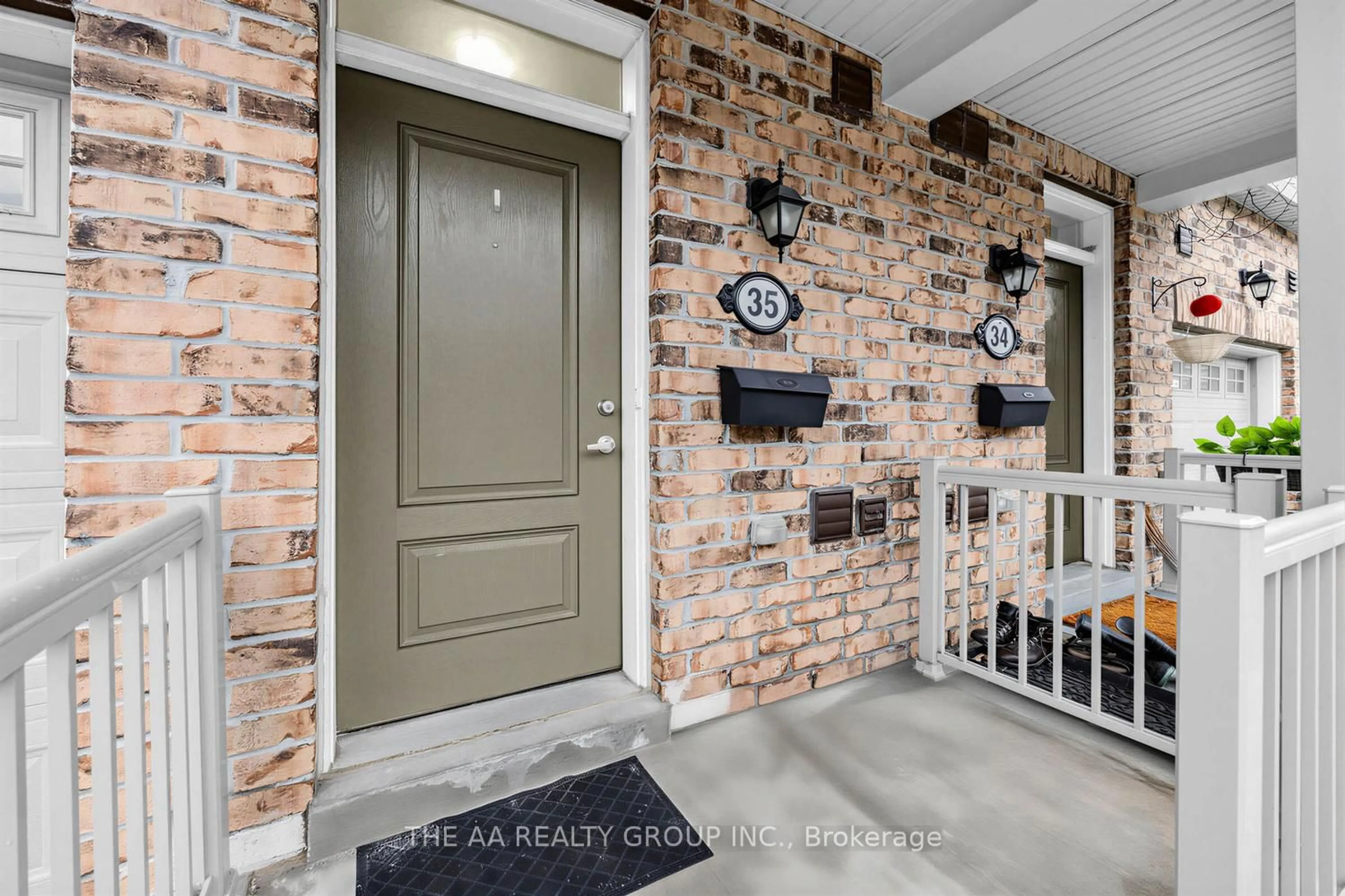Indoor entryway for 50 Edinburgh Dr #35, Brampton Ontario L6Y 6A7