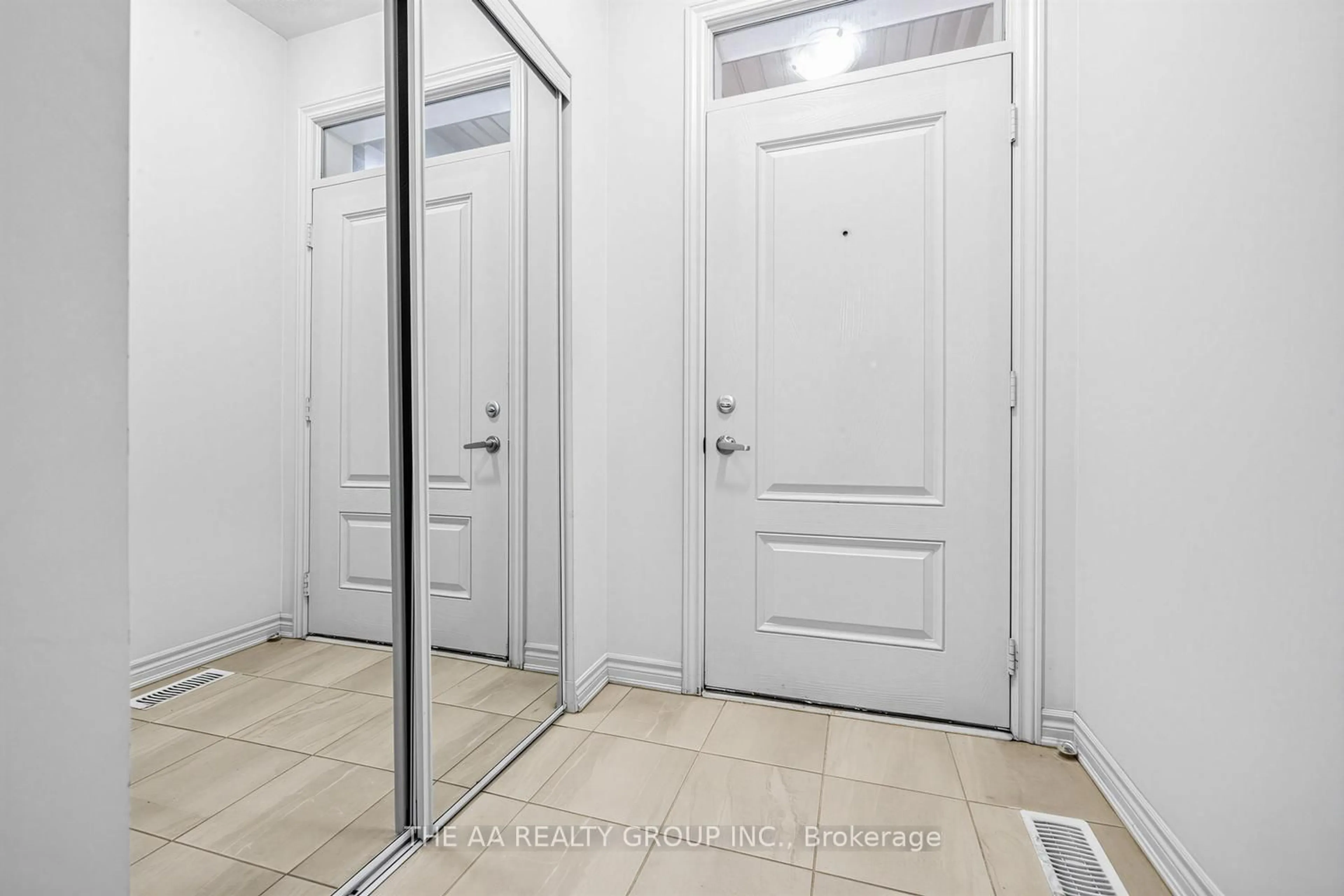 Indoor entryway for 50 Edinburgh Dr #35, Brampton Ontario L6Y 6A7