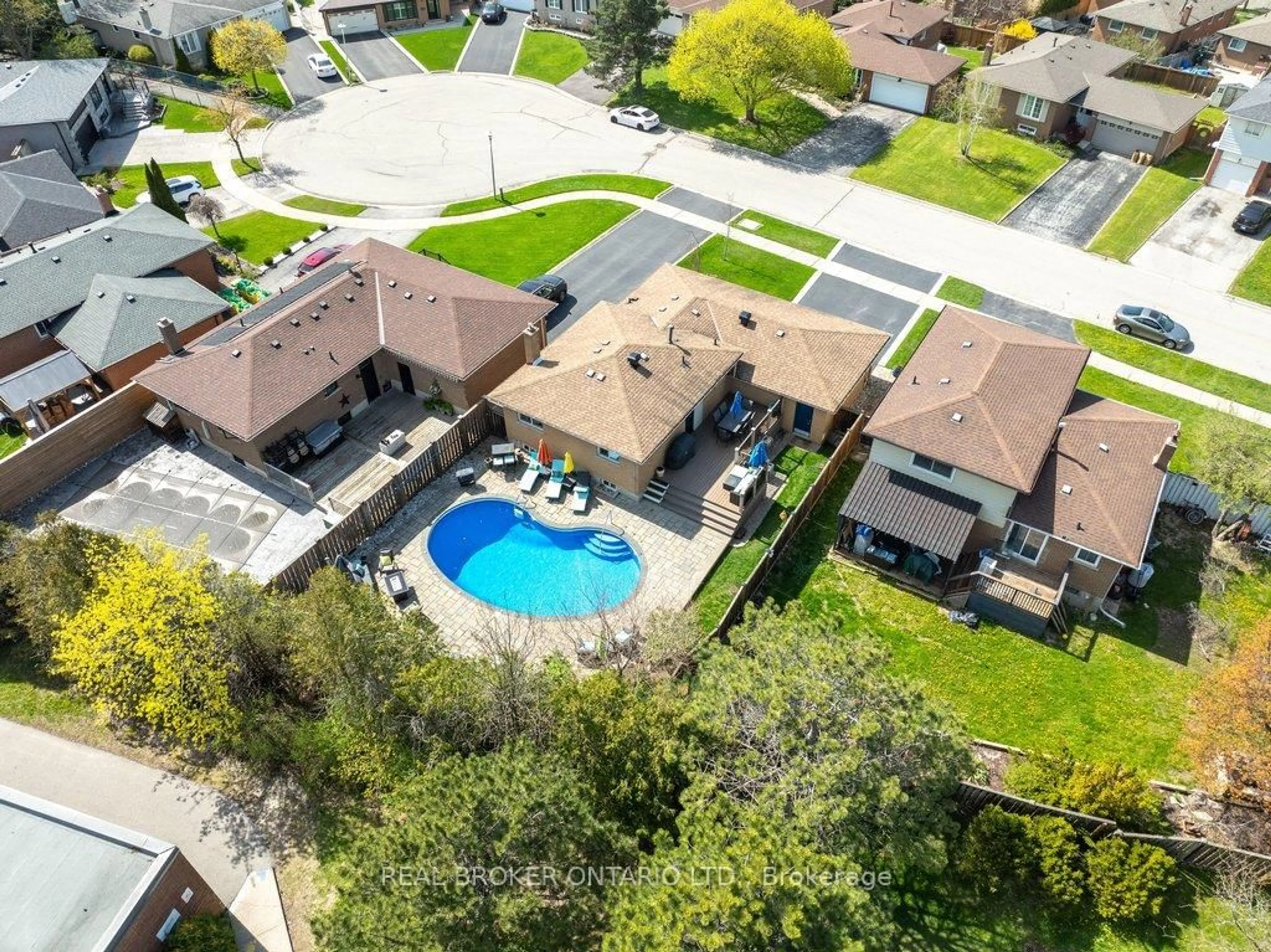 A pic from outside/outdoor area/front of a property/back of a property/a pic from drone, street for 272 Oriole Crt, Milton Ontario L9T 3R4