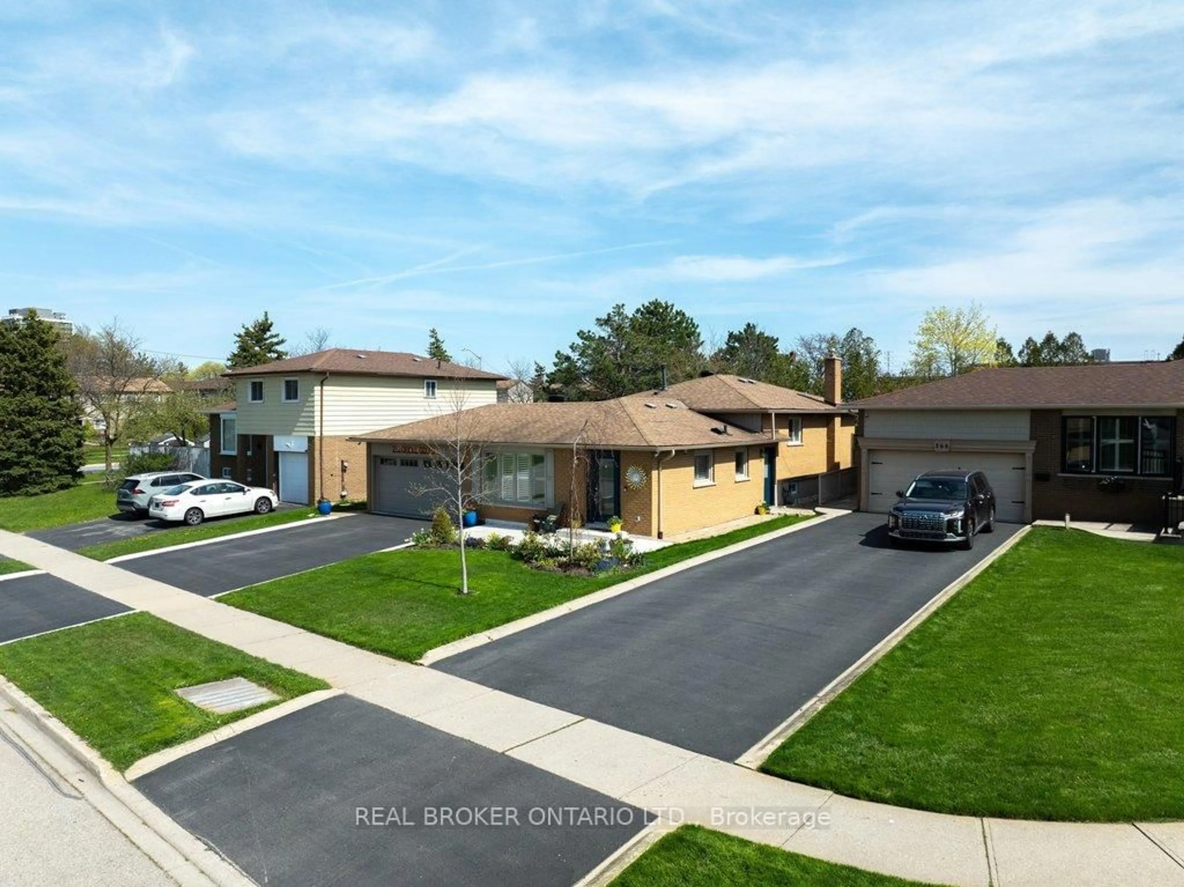 Home with brick exterior material, street for 272 Oriole Crt, Milton Ontario L9T 3R4