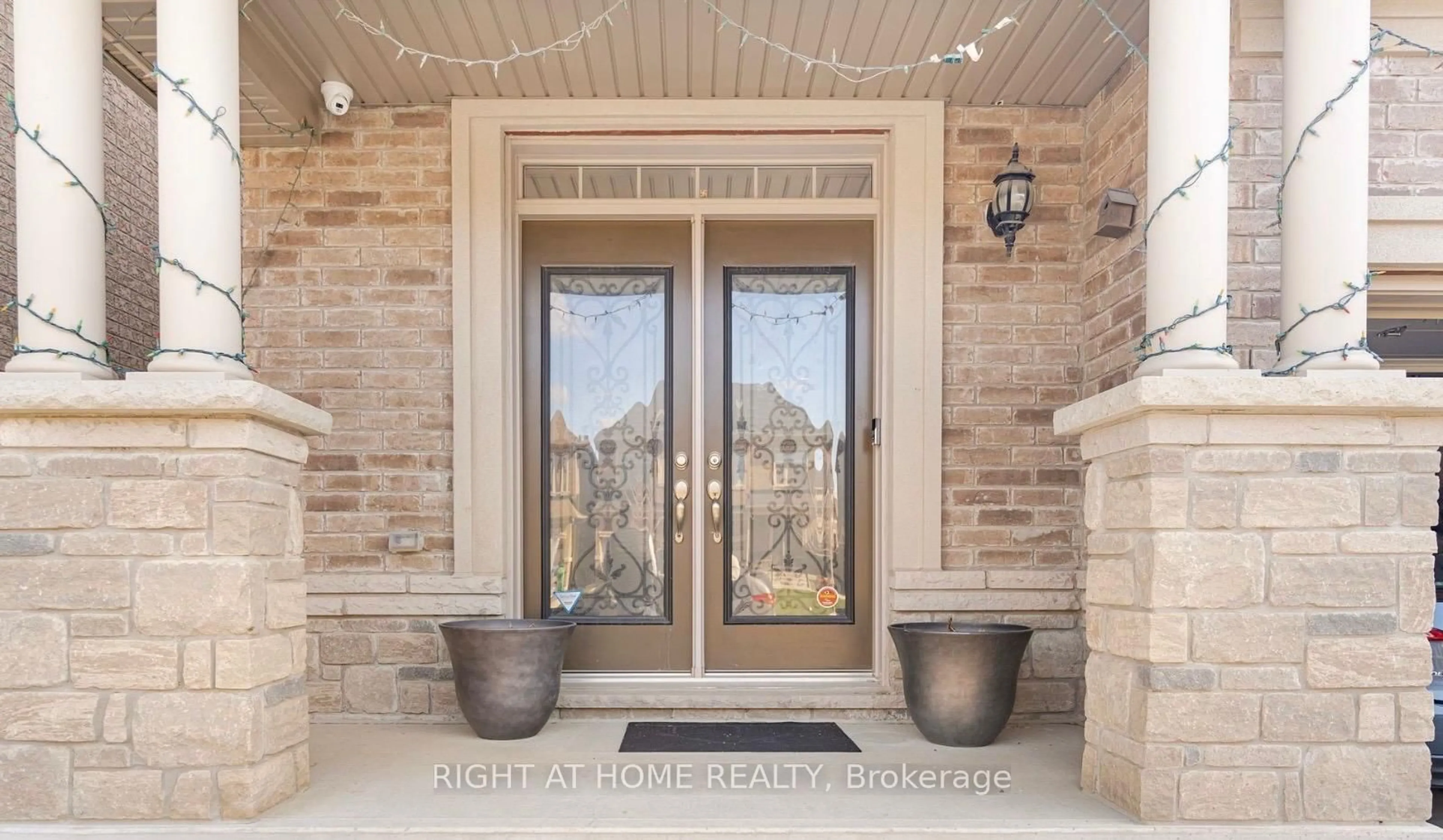 Indoor entryway for 16 Action Dr, Brampton Ontario L7A 4X8