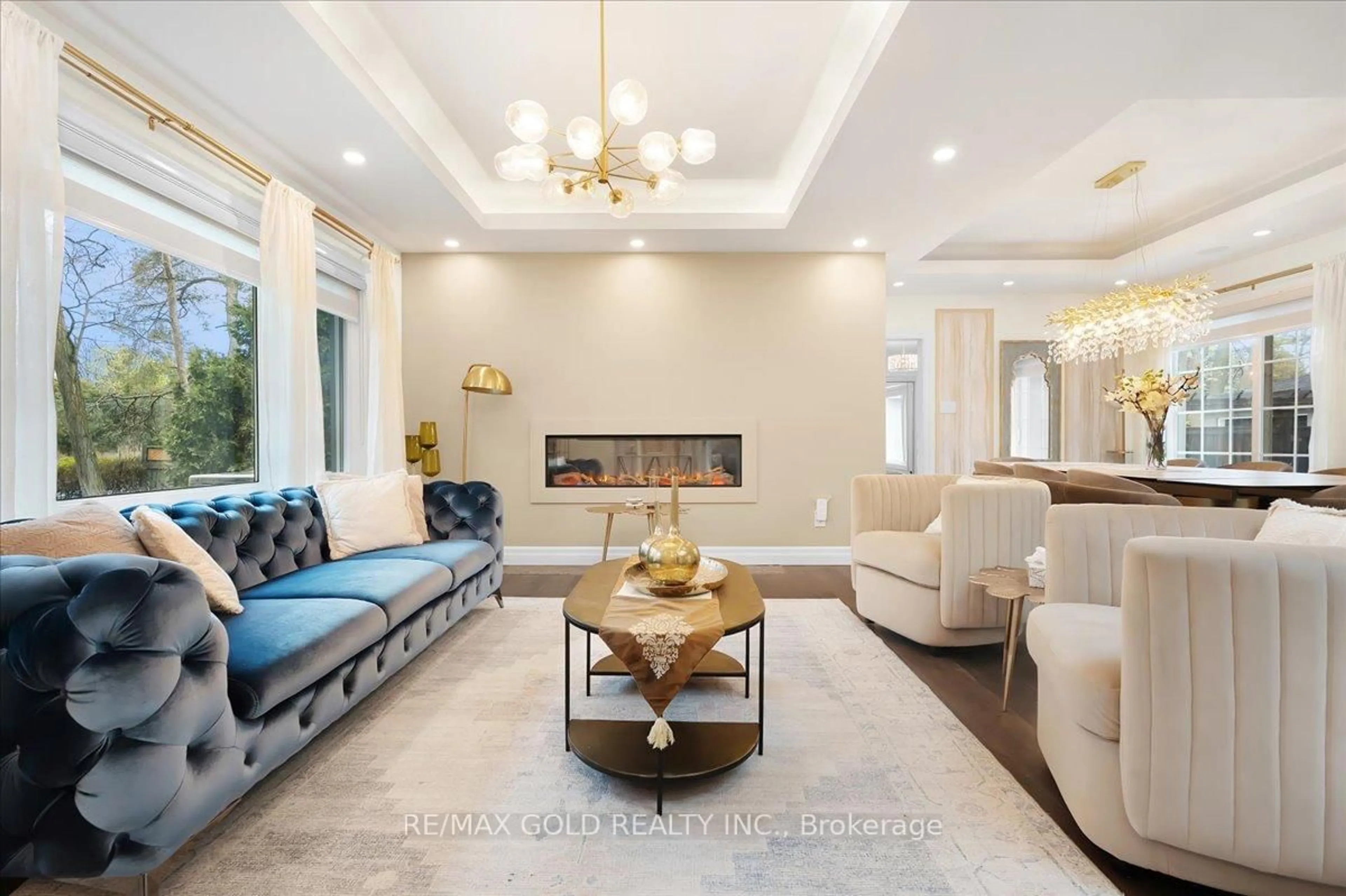 Living room with furniture, unknown for 993 Porcupine Ave, Mississauga Ontario L5H 3K6