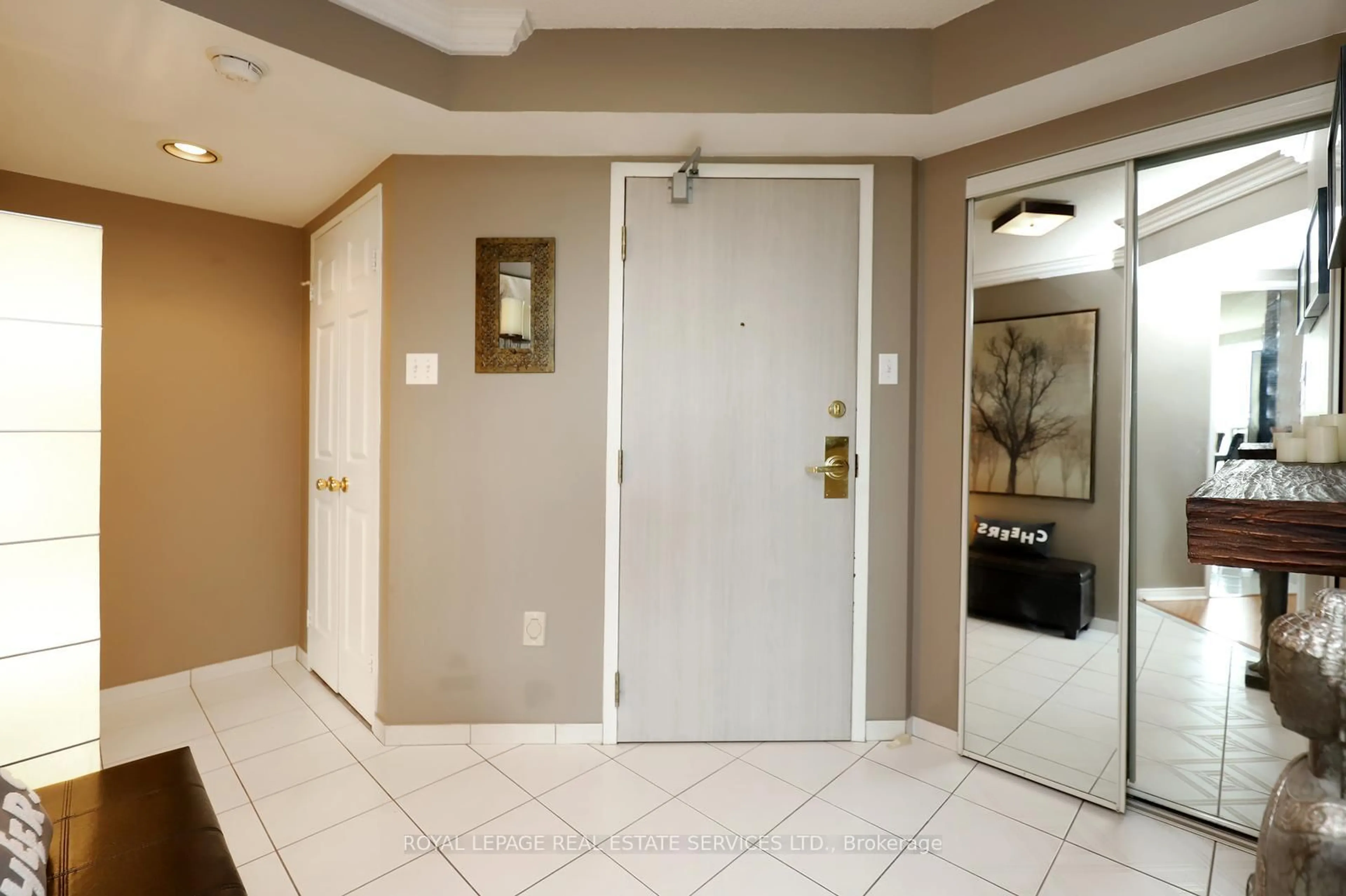 Indoor entryway for 2177 Burnhamthorpe Rd #1504, Mississauga Ontario L5L 5P9