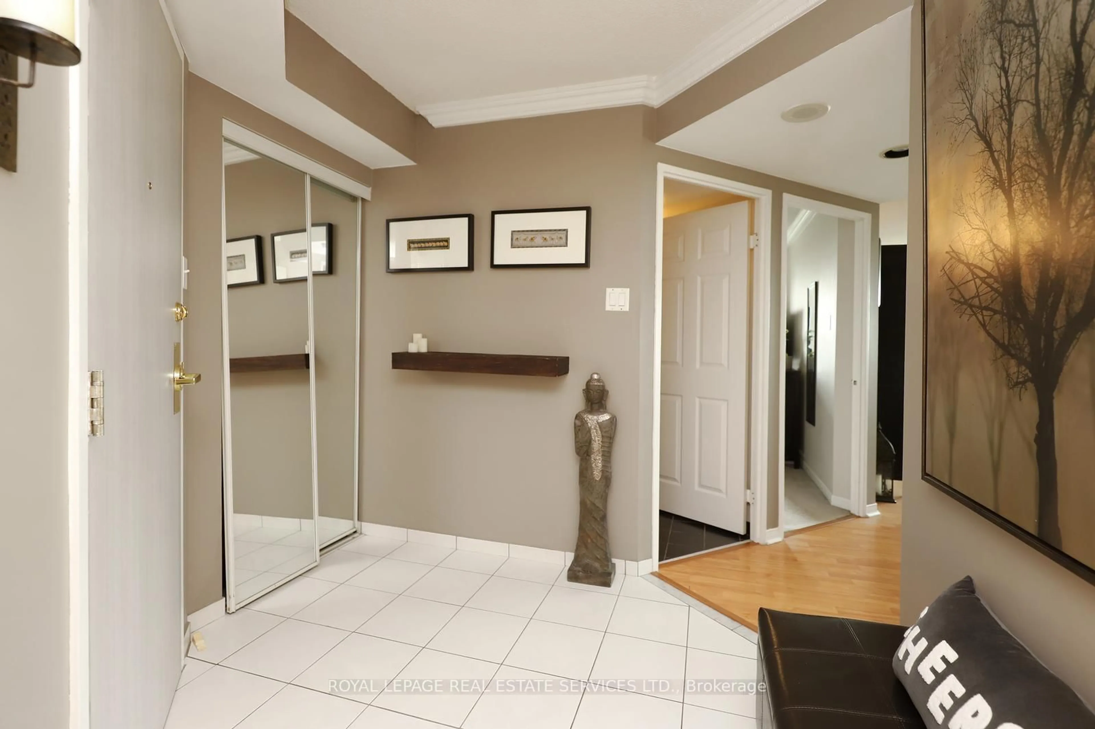 Indoor foyer for 2177 Burnhamthorpe Rd #1504, Mississauga Ontario L5L 5P9