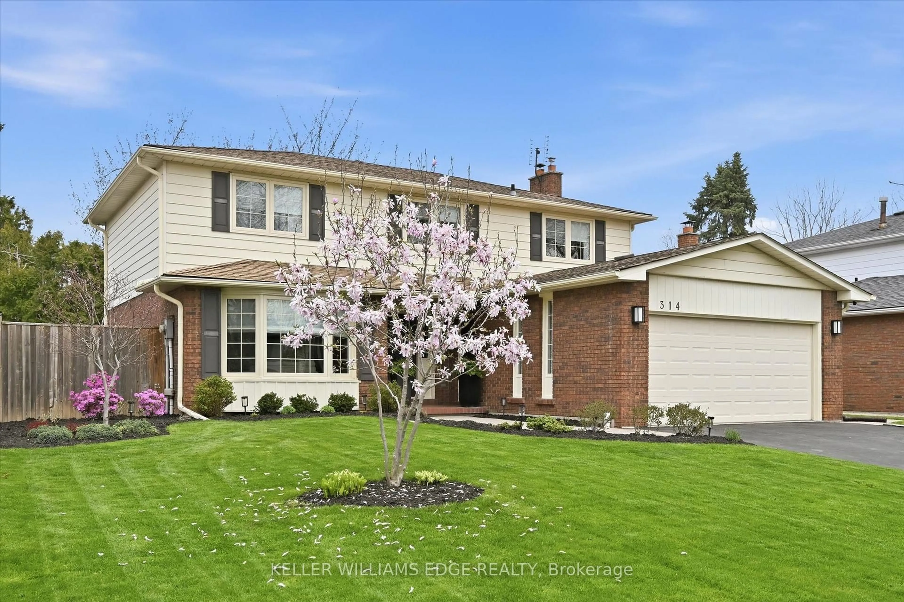 Home with vinyl exterior material, street for 314 Lakeview Ave, Burlington Ontario L7N 1Z1