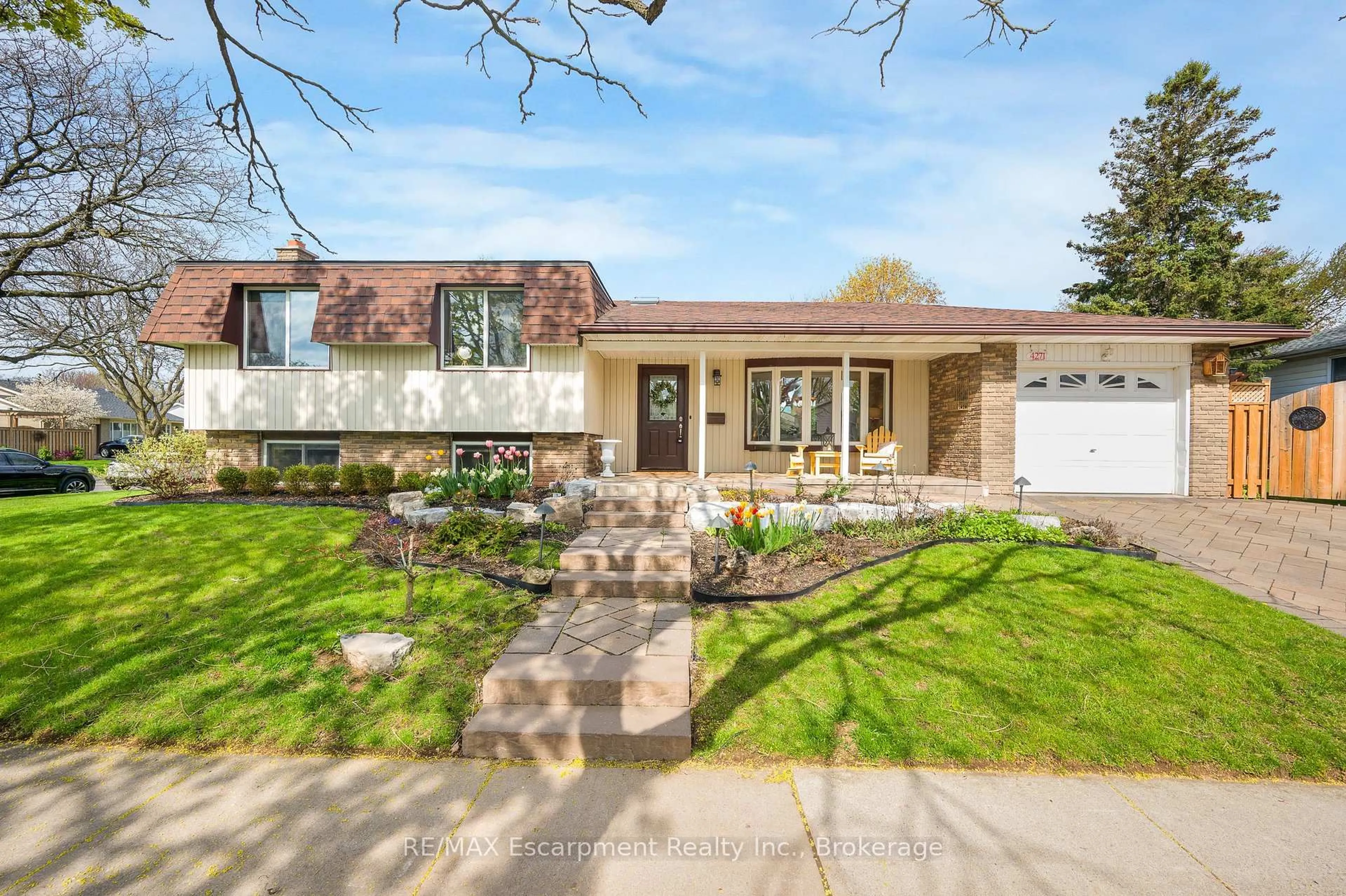 Home with brick exterior material, street for 4271 Longmoor Dr, Burlington Ontario L7L 5A4