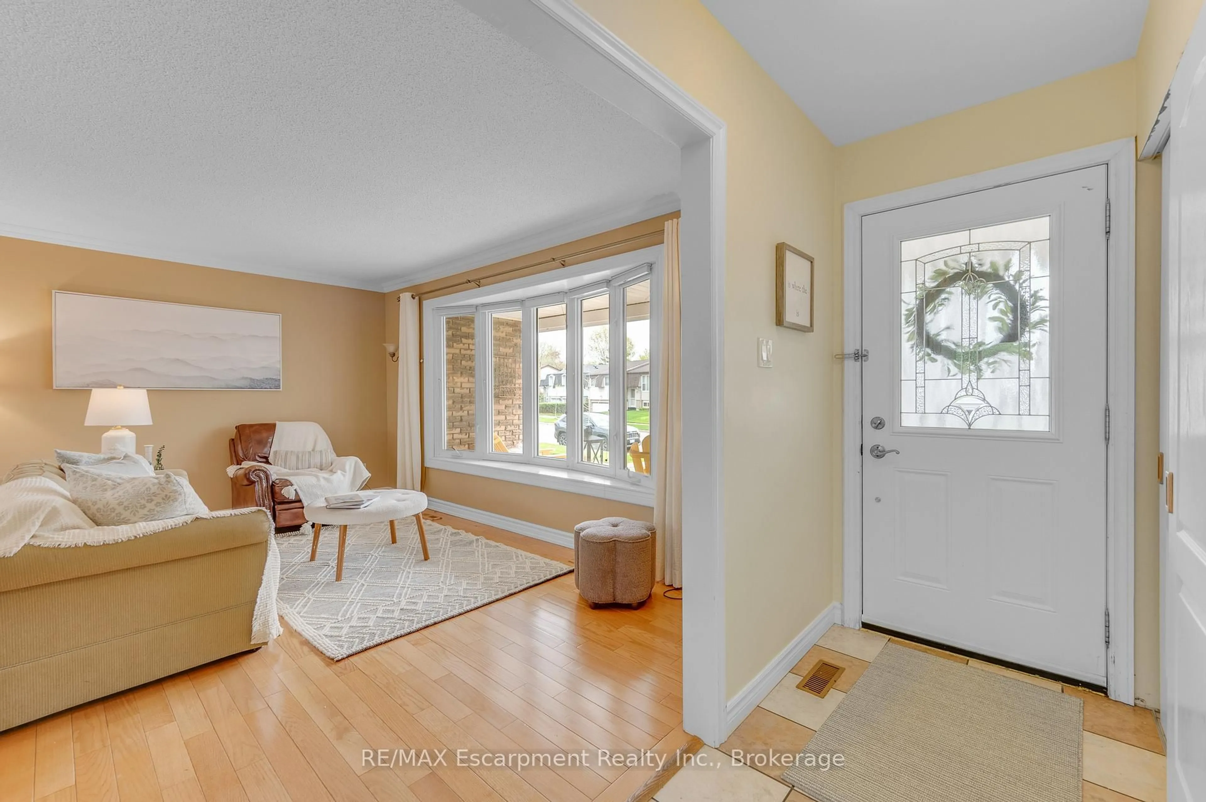 Indoor entryway for 4271 Longmoor Dr, Burlington Ontario L7L 5A4