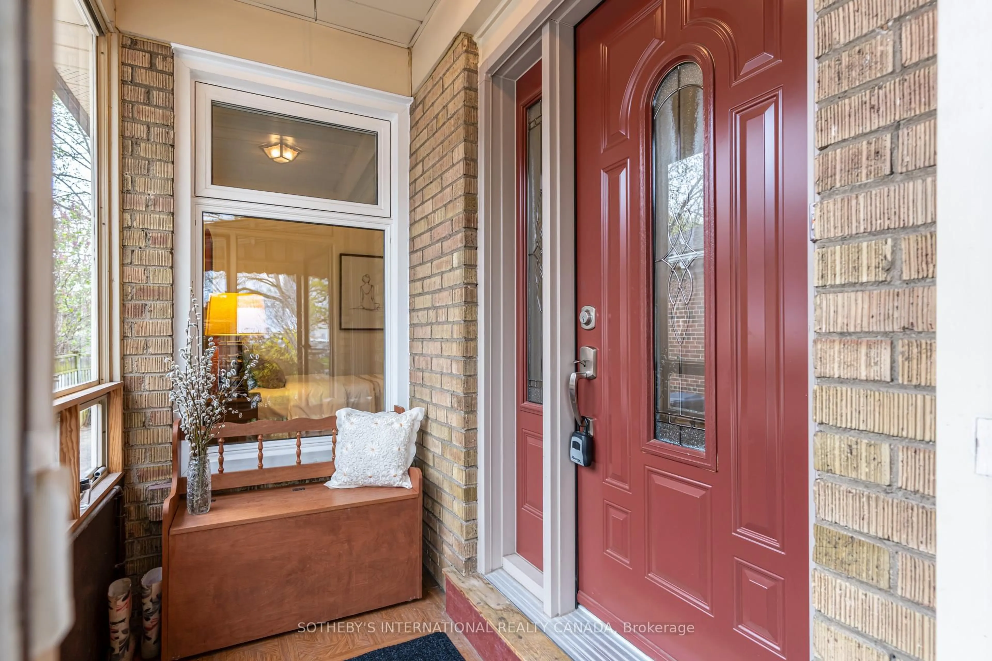 Indoor entryway for 16 Paulart Dr, Toronto Ontario M9B 3V4