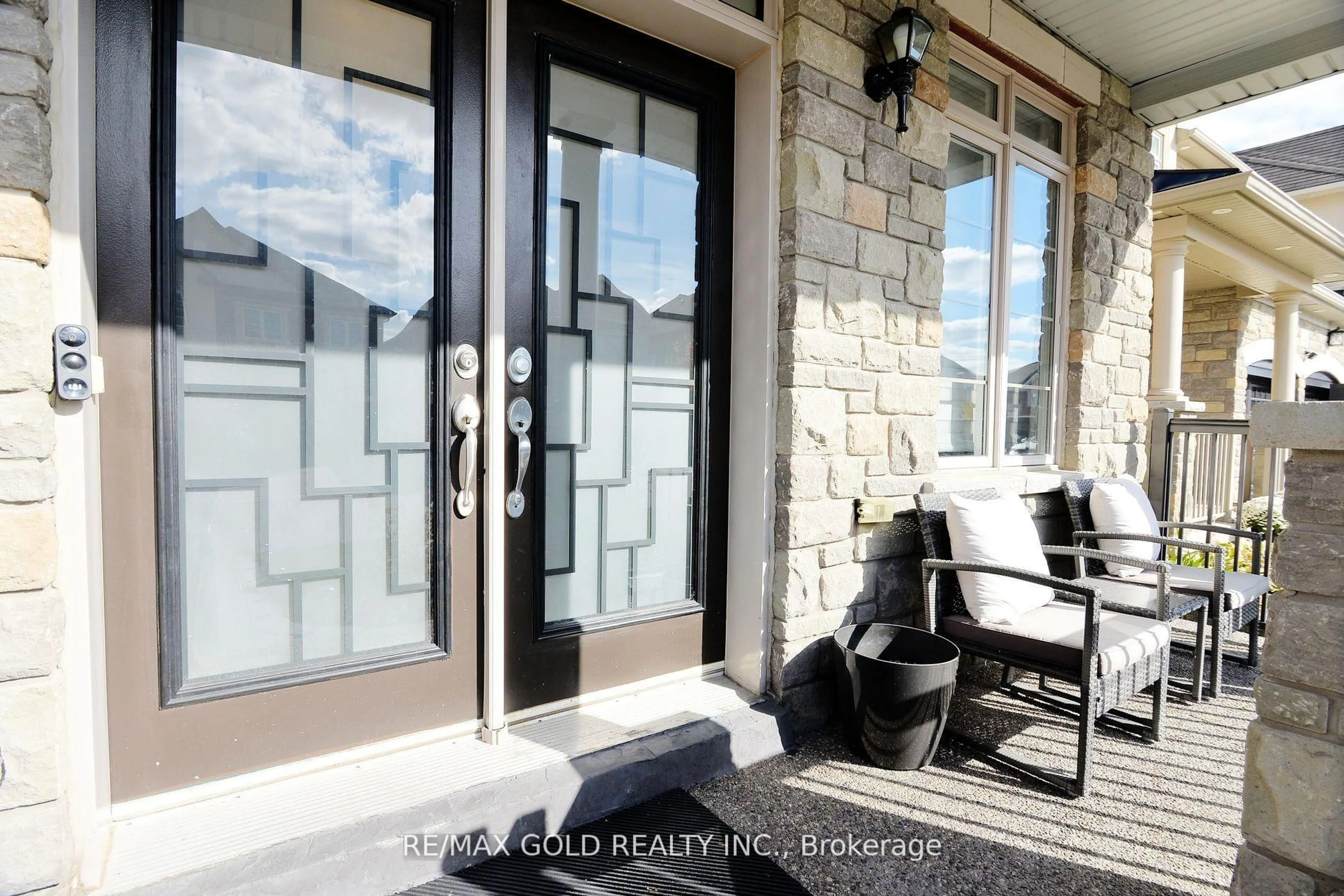 Indoor entryway for 42 Brookwater Cres, Caledon Ontario L7C 4A4