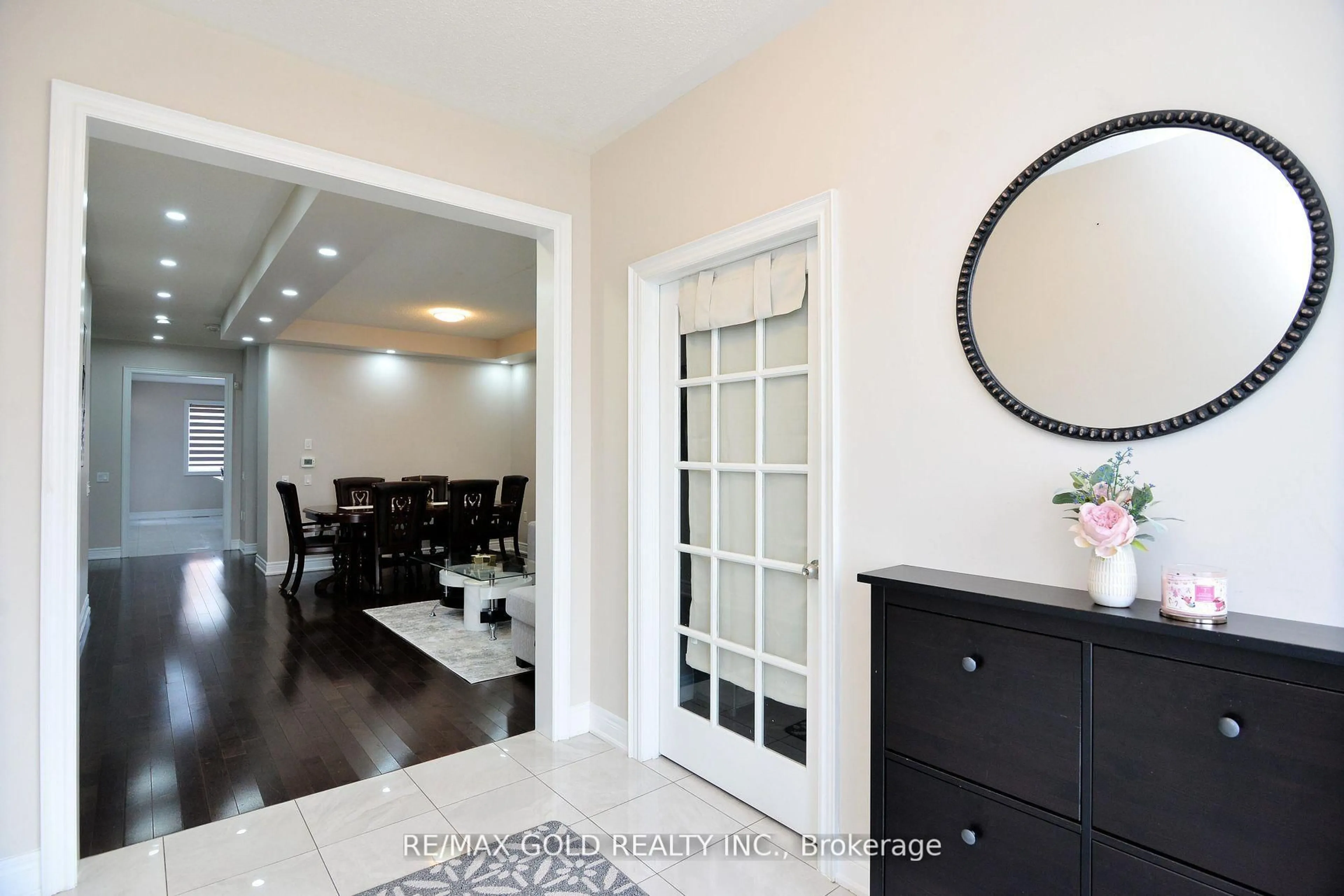 Indoor entryway for 42 Brookwater Cres, Caledon Ontario L7C 4A4