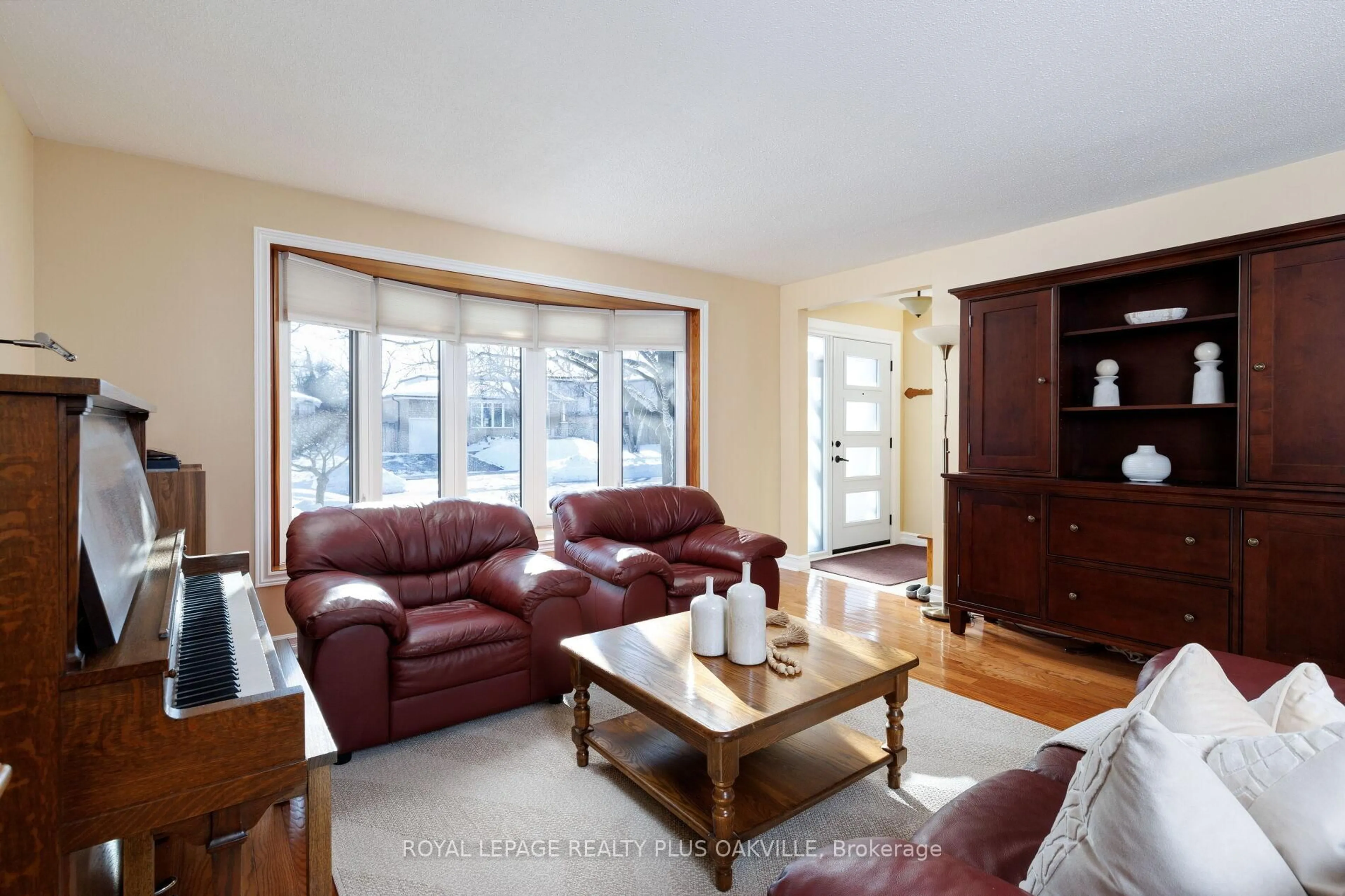 Living room with furniture, unknown for 475 Sunset Dr, Oakville Ontario L6L 3N3