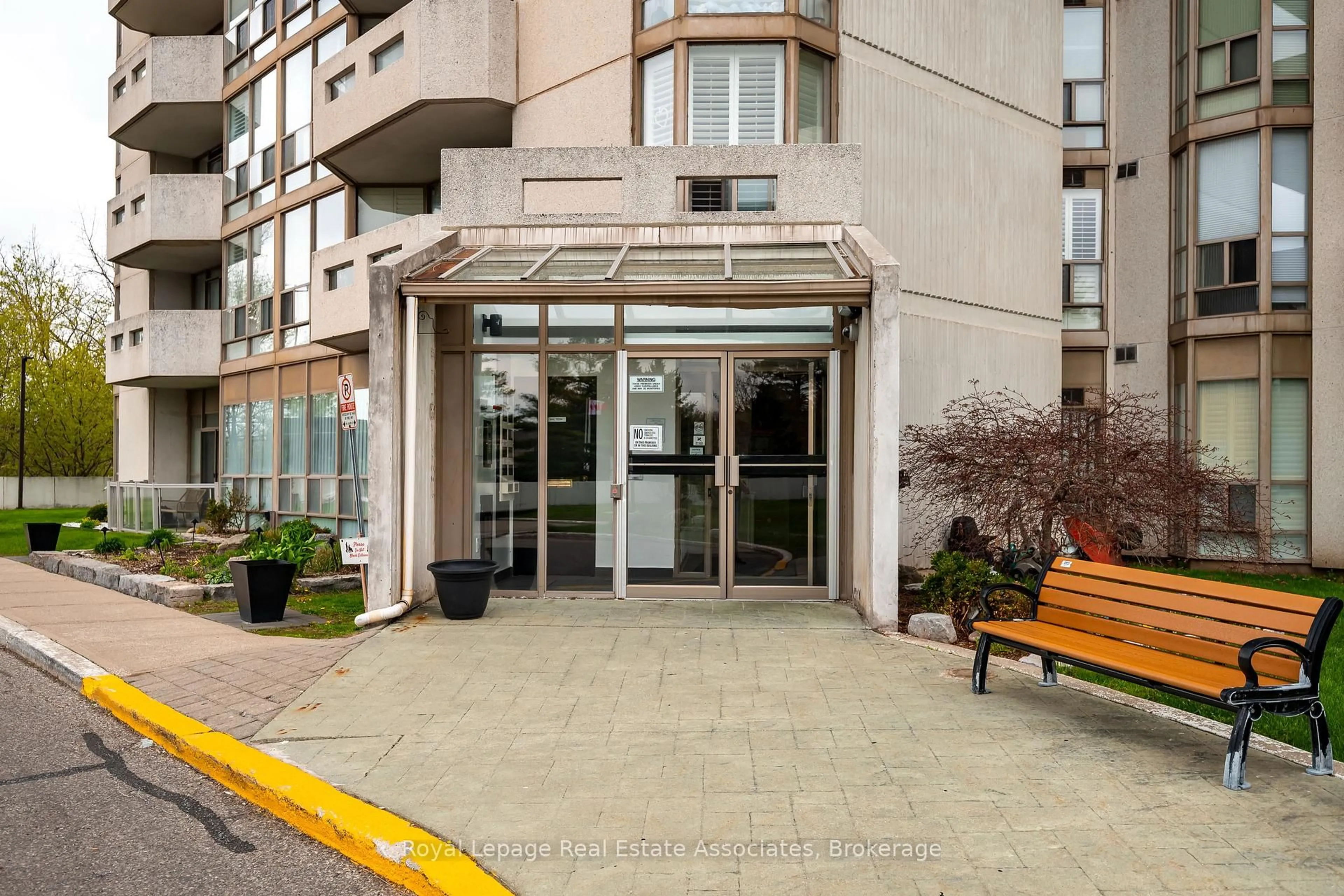 Indoor foyer for 20 Mcfarlane Dr #1402, Halton Hills Ontario L7G 5J8