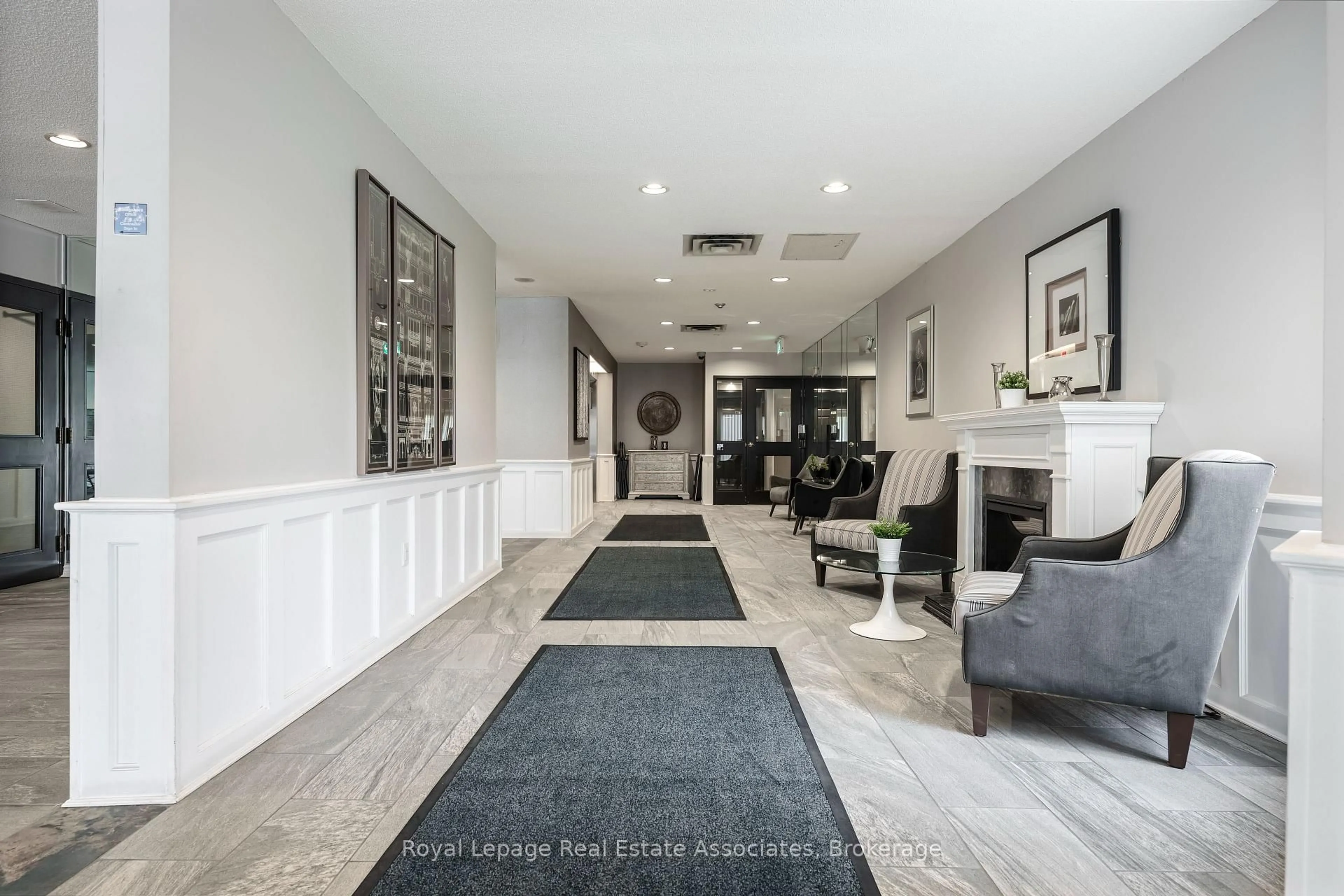 Indoor foyer for 20 Mcfarlane Dr #1402, Halton Hills Ontario L7G 5J8