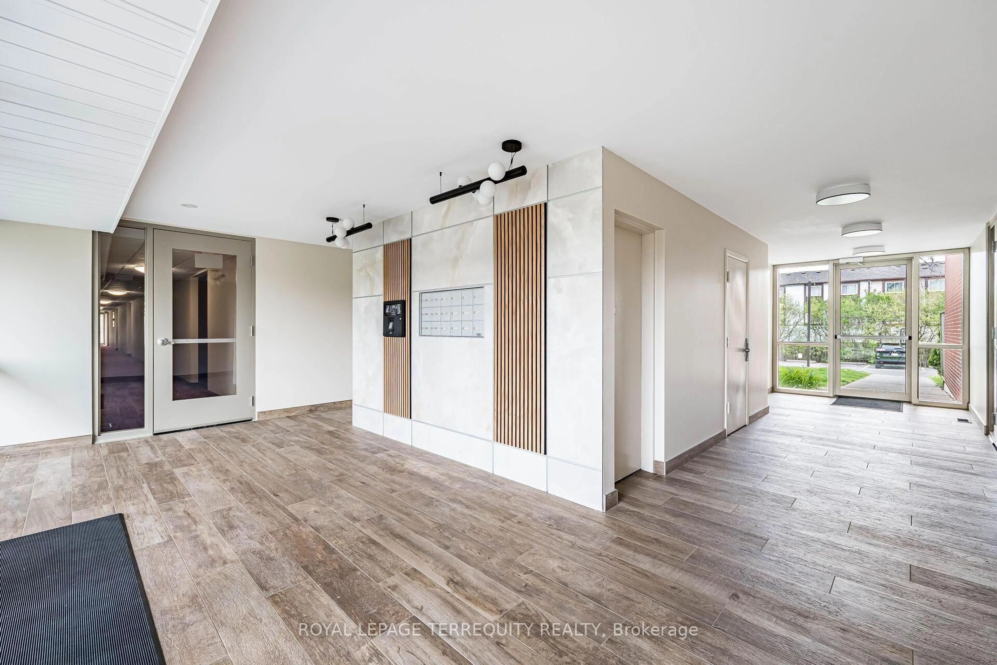 Indoor entryway for 1230 Gripsholm Rd #TH#15, Mississauga Ontario L4Y 2G9