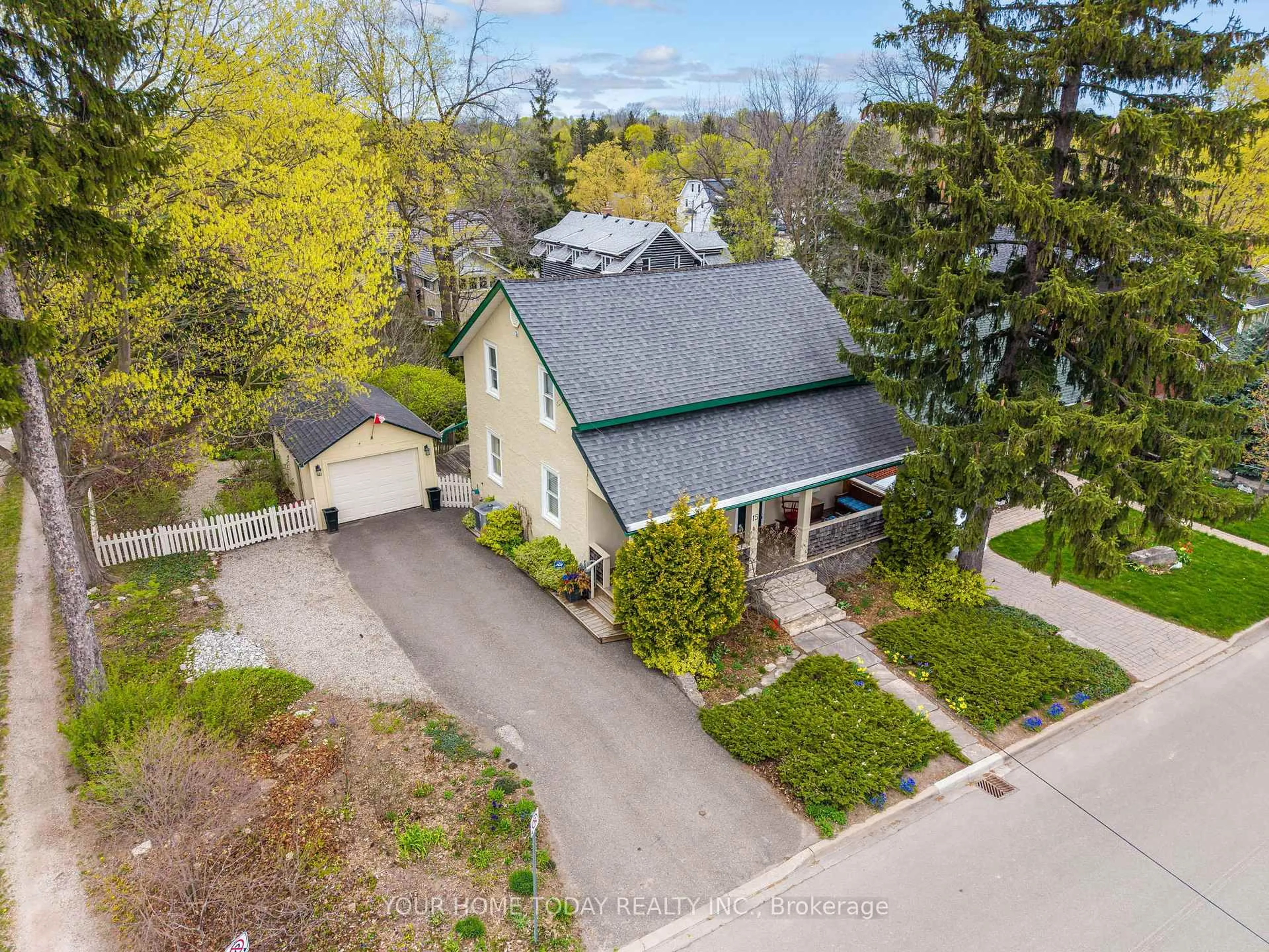 A pic from outside/outdoor area/front of a property/back of a property/a pic from drone, street for 15 Albert St, Halton Hills Ontario L7G 2A8