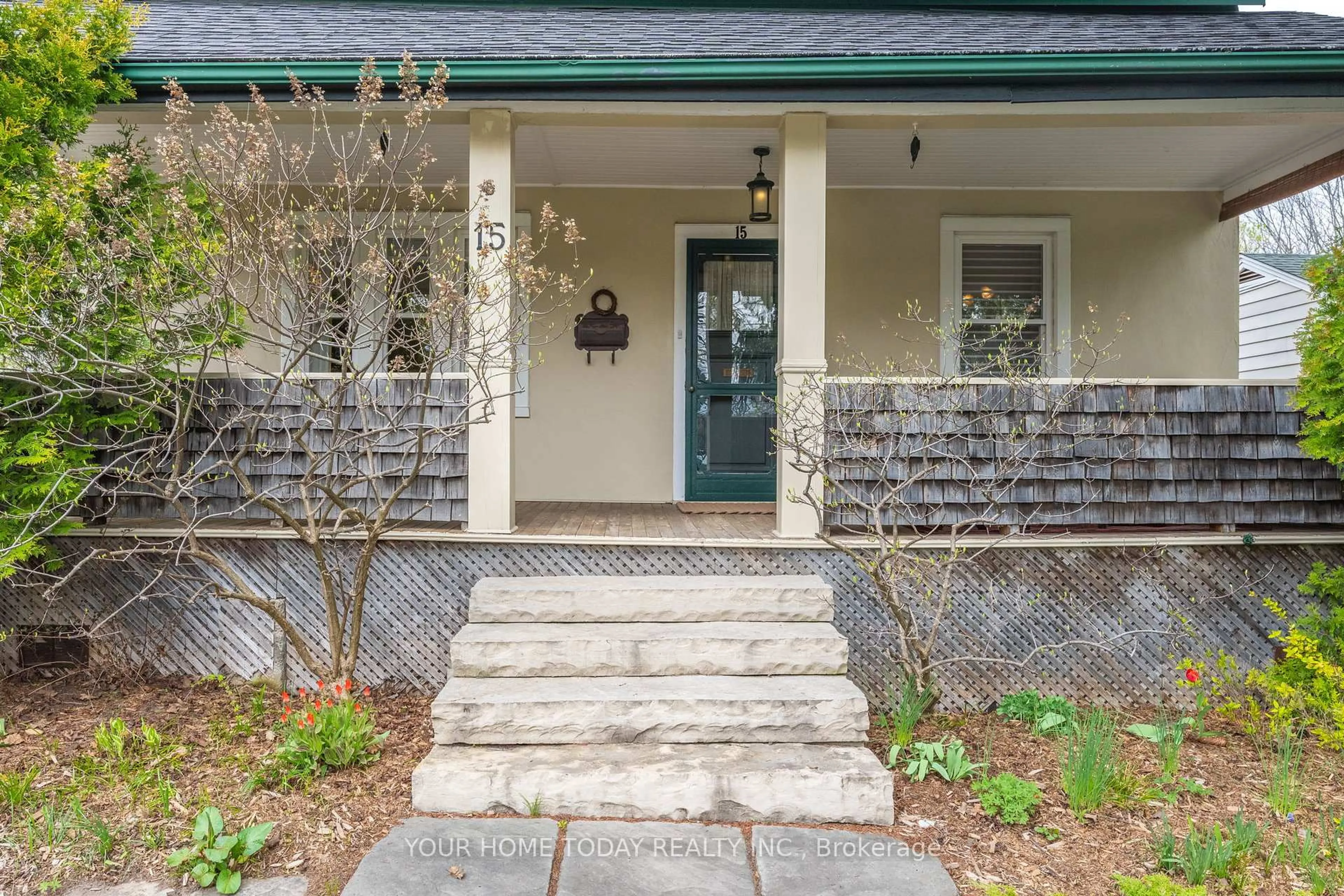 Indoor entryway for 15 Albert St, Halton Hills Ontario L7G 2A8