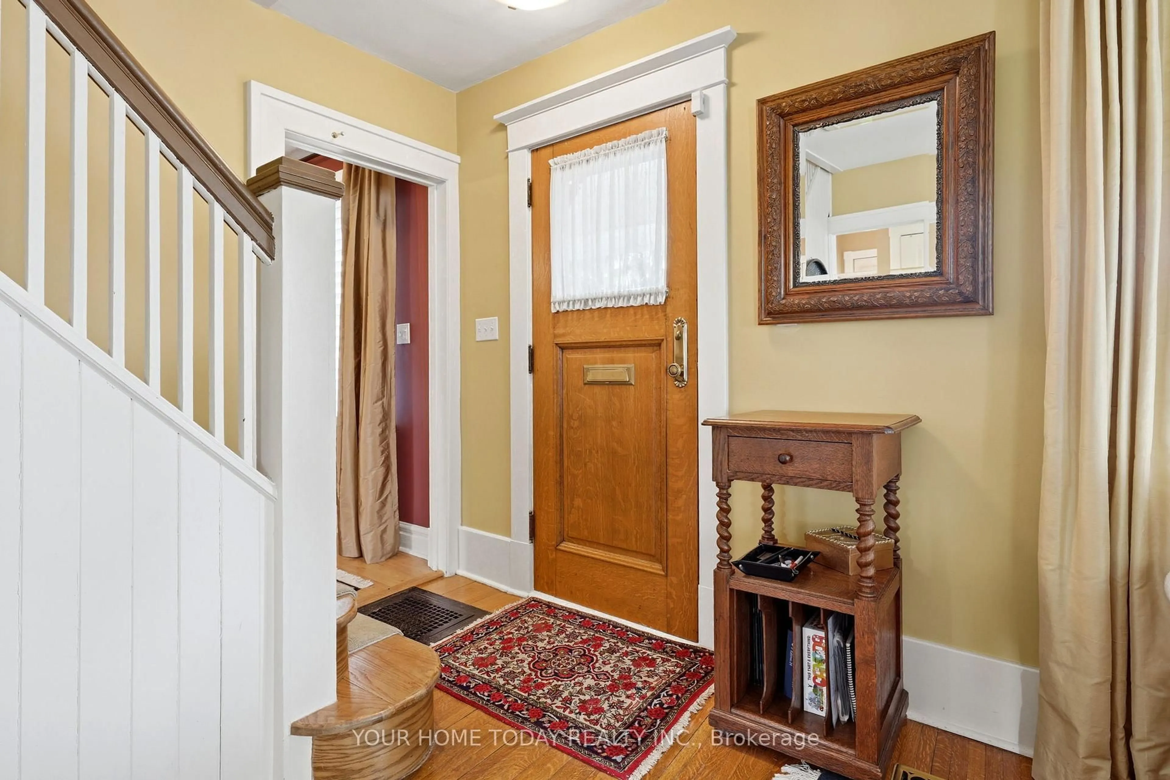 Indoor entryway for 15 Albert St, Halton Hills Ontario L7G 2A8