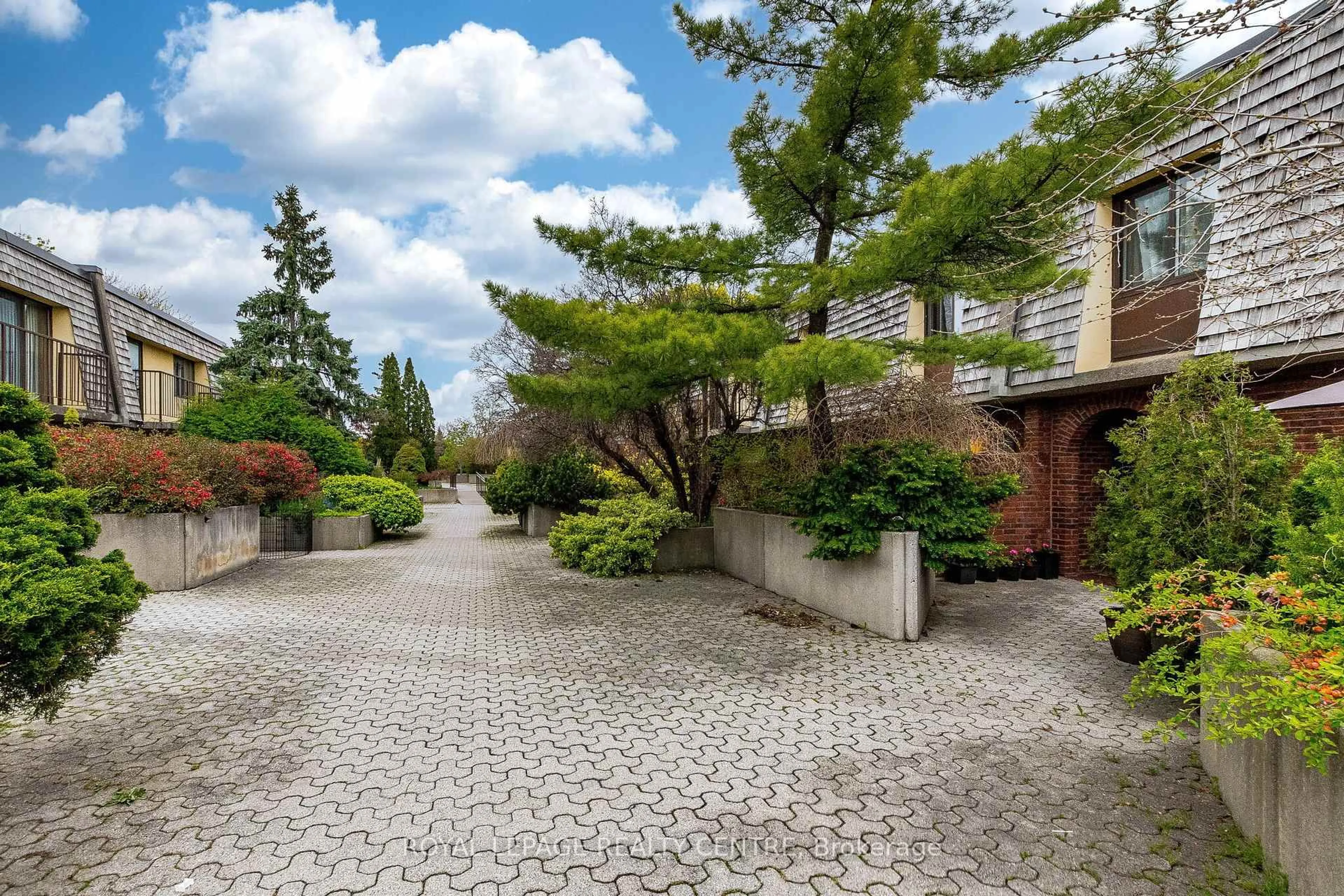 Patio, street for 1250 Mississauga Valley Blvd #139, Mississauga Ontario L5A 3R6