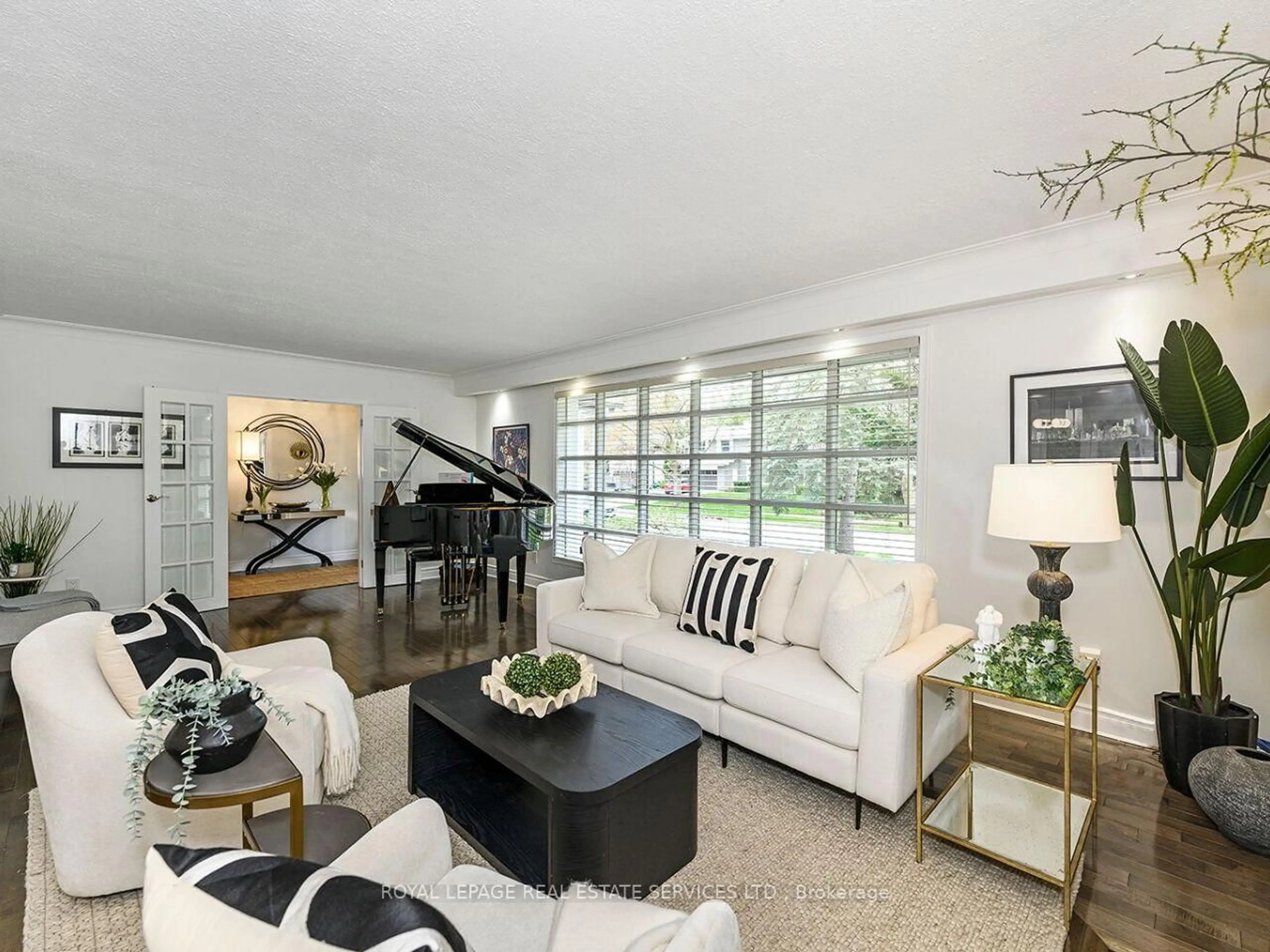 Living room with furniture, unknown for 1454 Chasehurst Dr, Mississauga Ontario L5J 3A7
