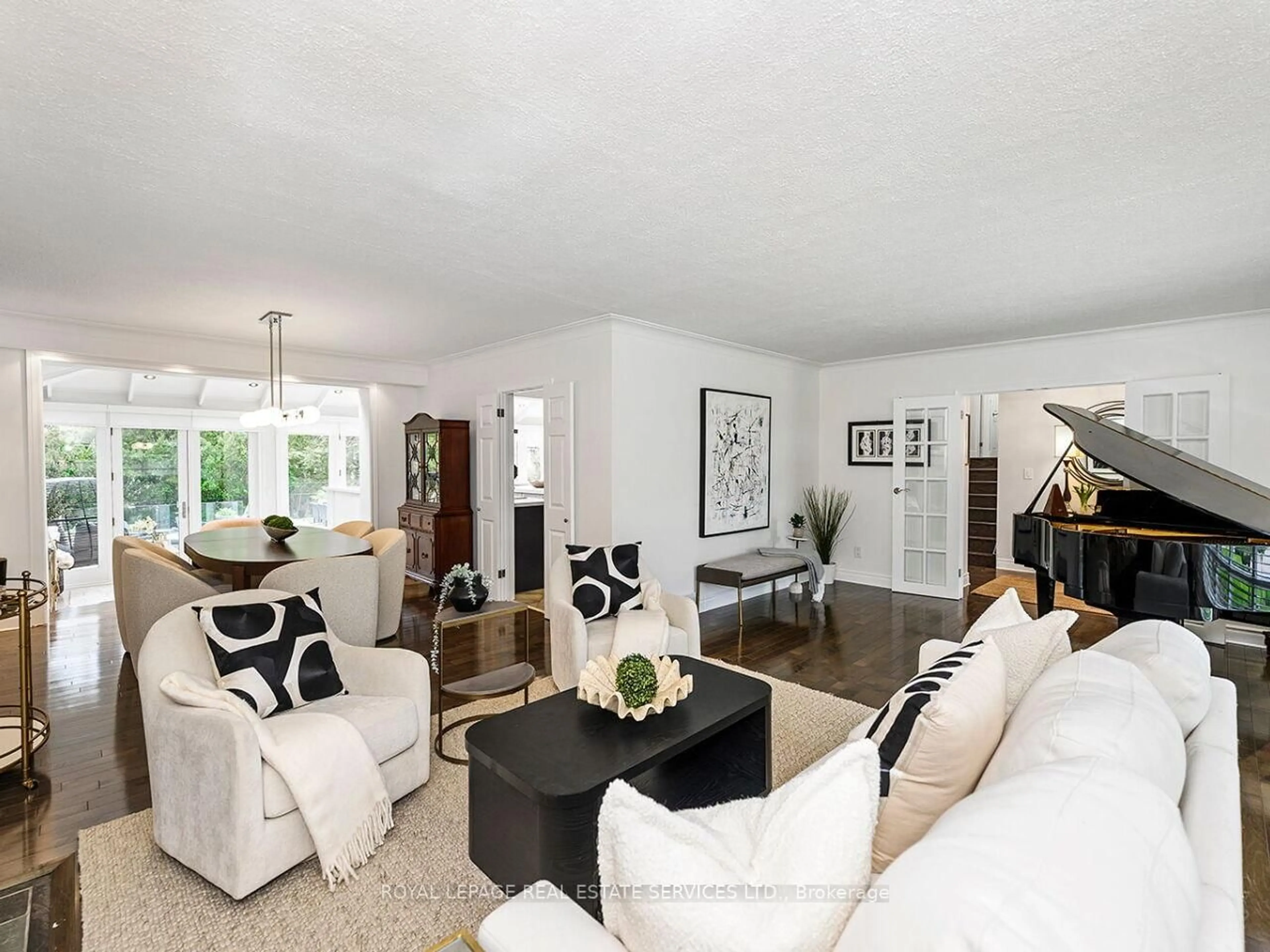 Living room with furniture, unknown for 1454 Chasehurst Dr, Mississauga Ontario L5J 3A7