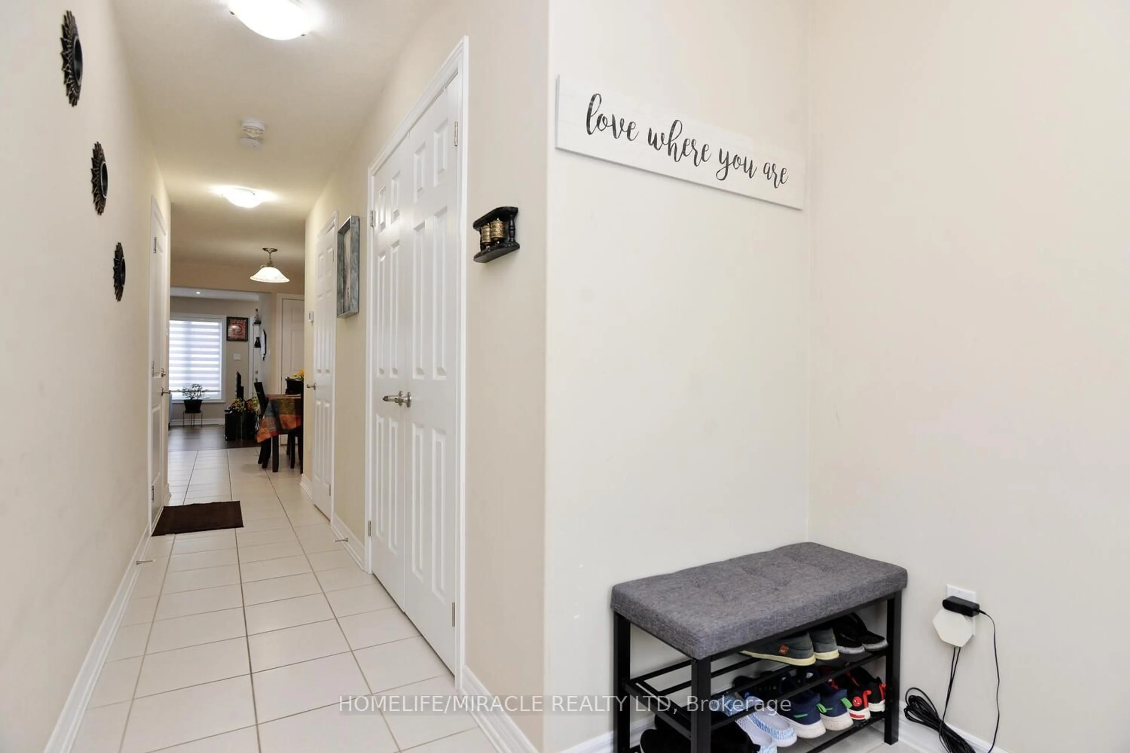 Indoor entryway for 26 Winterton Crt, Orangeville Ontario L9W 7N5