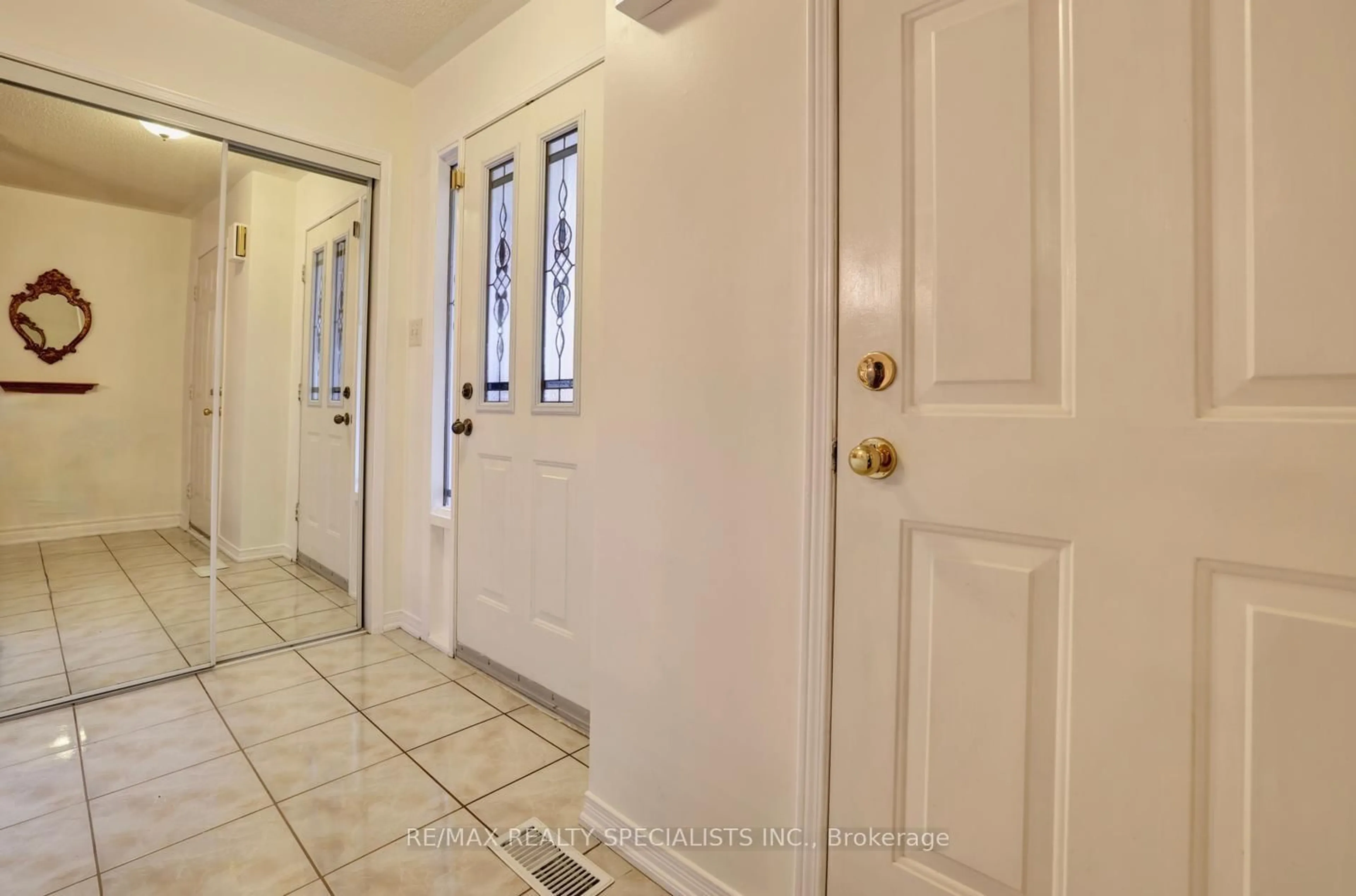 Indoor entryway for 2665 Thomas St #30, Mississauga Ontario L5M 6G4