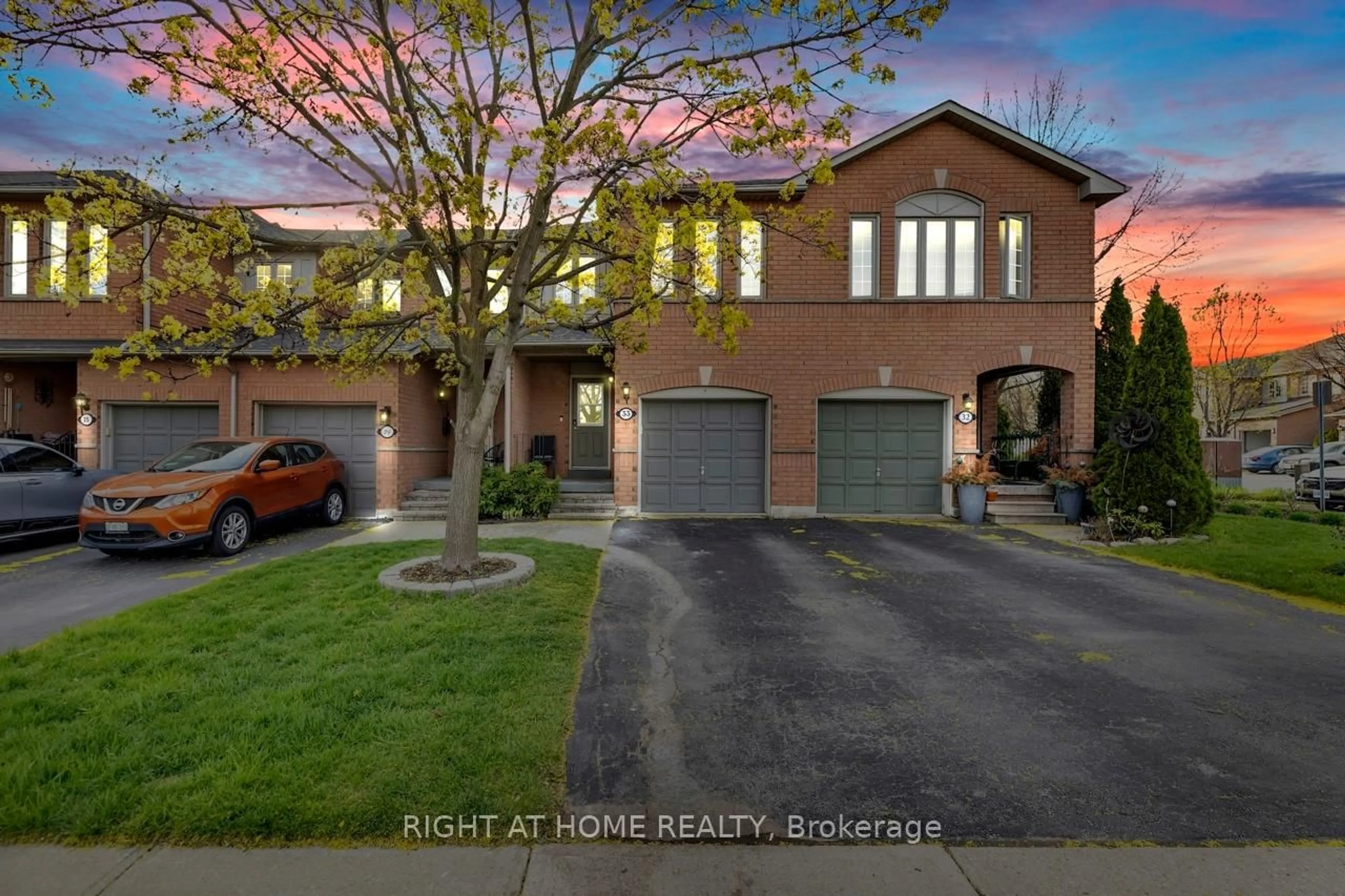A pic from outside/outdoor area/front of a property/back of a property/a pic from drone, street for 5555 Prince William Dr #33, Burlington Ontario L7L 6P2