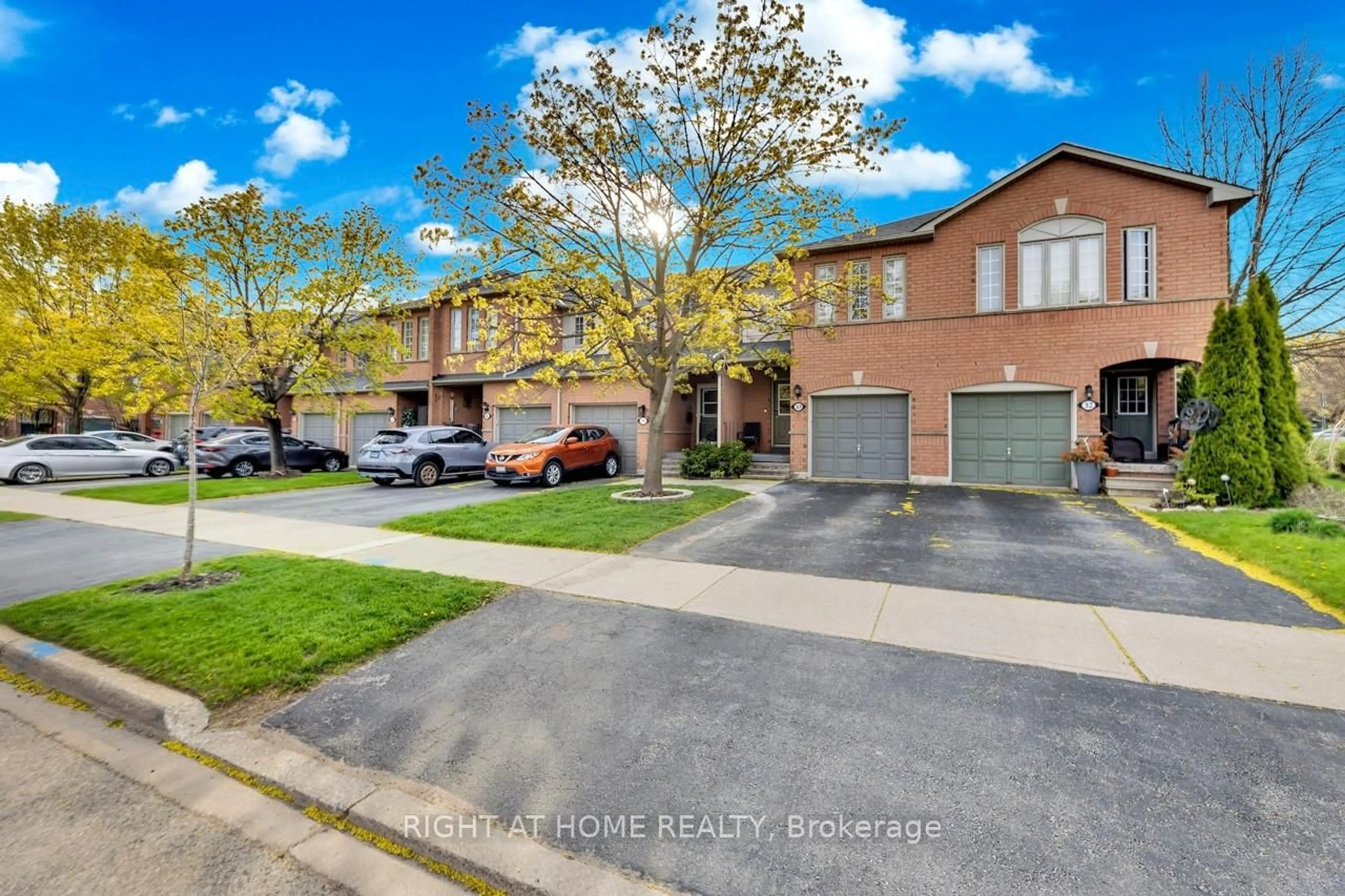 A pic from outside/outdoor area/front of a property/back of a property/a pic from drone, street for 5555 Prince William Dr #33, Burlington Ontario L7L 6P2
