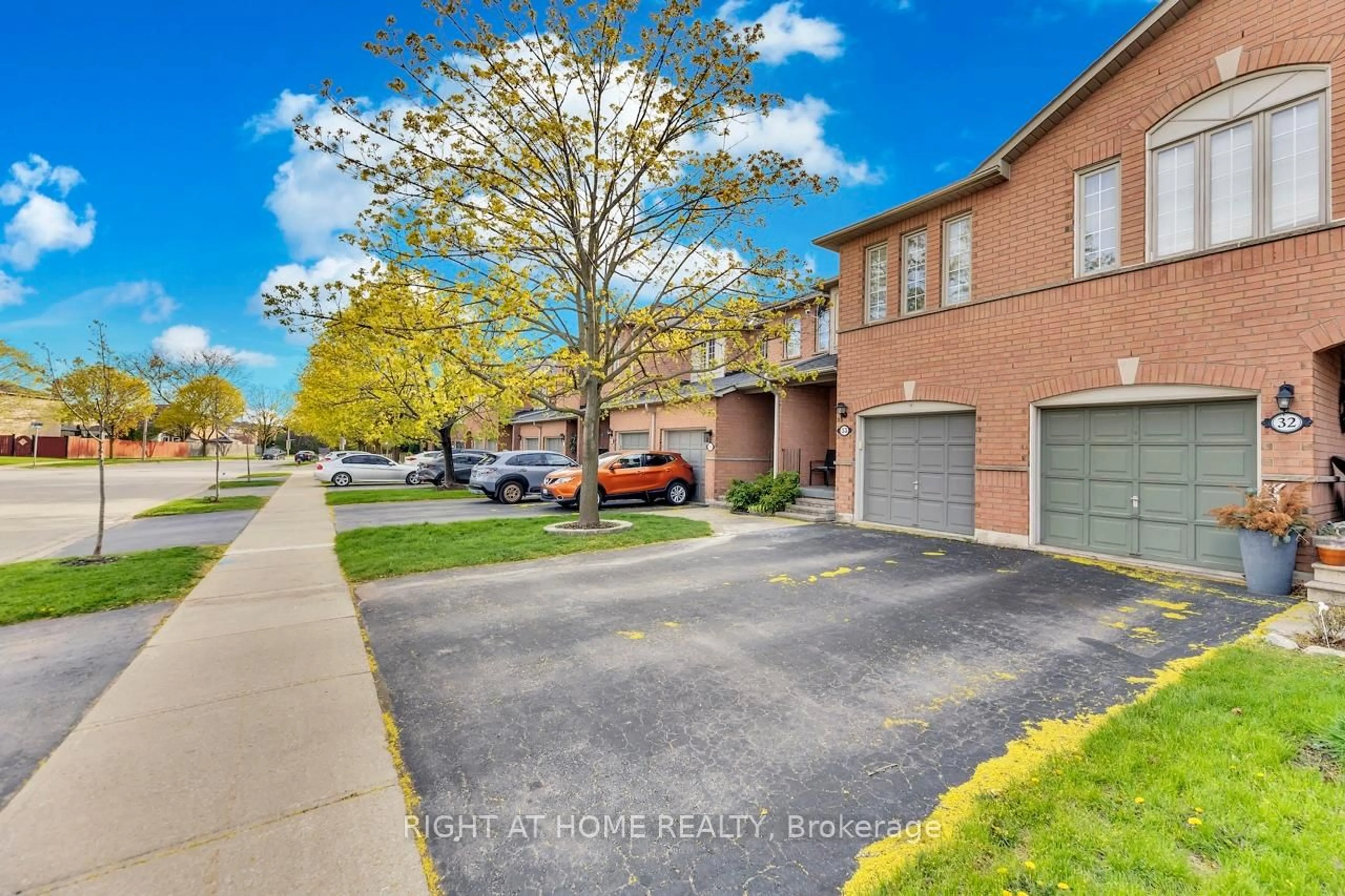 A pic from outside/outdoor area/front of a property/back of a property/a pic from drone, street for 5555 Prince William Dr #33, Burlington Ontario L7L 6P2