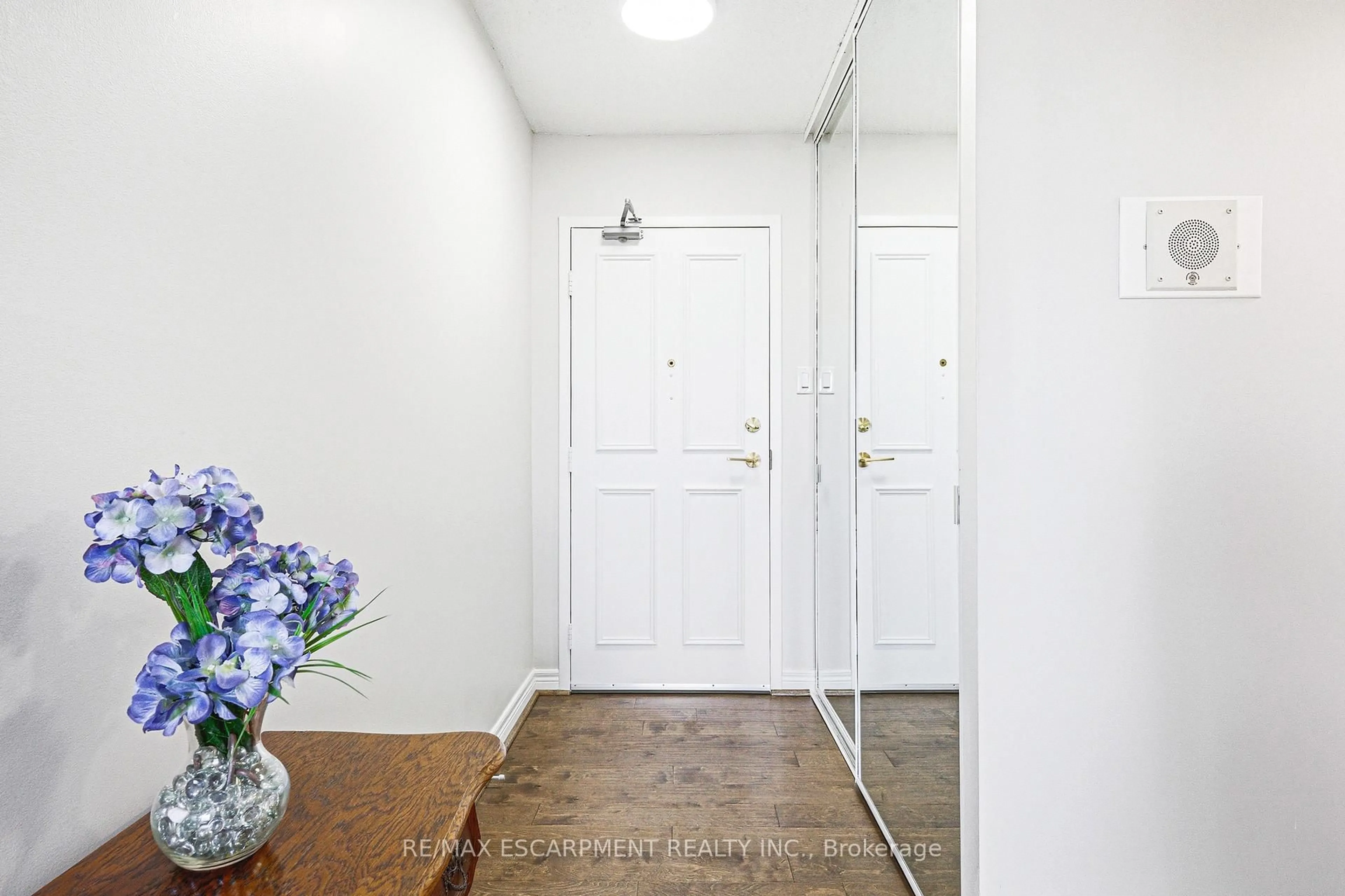 Indoor entryway for 2055 UPPER MIDDLE Rd #901, Burlington Ontario L7P 3P4