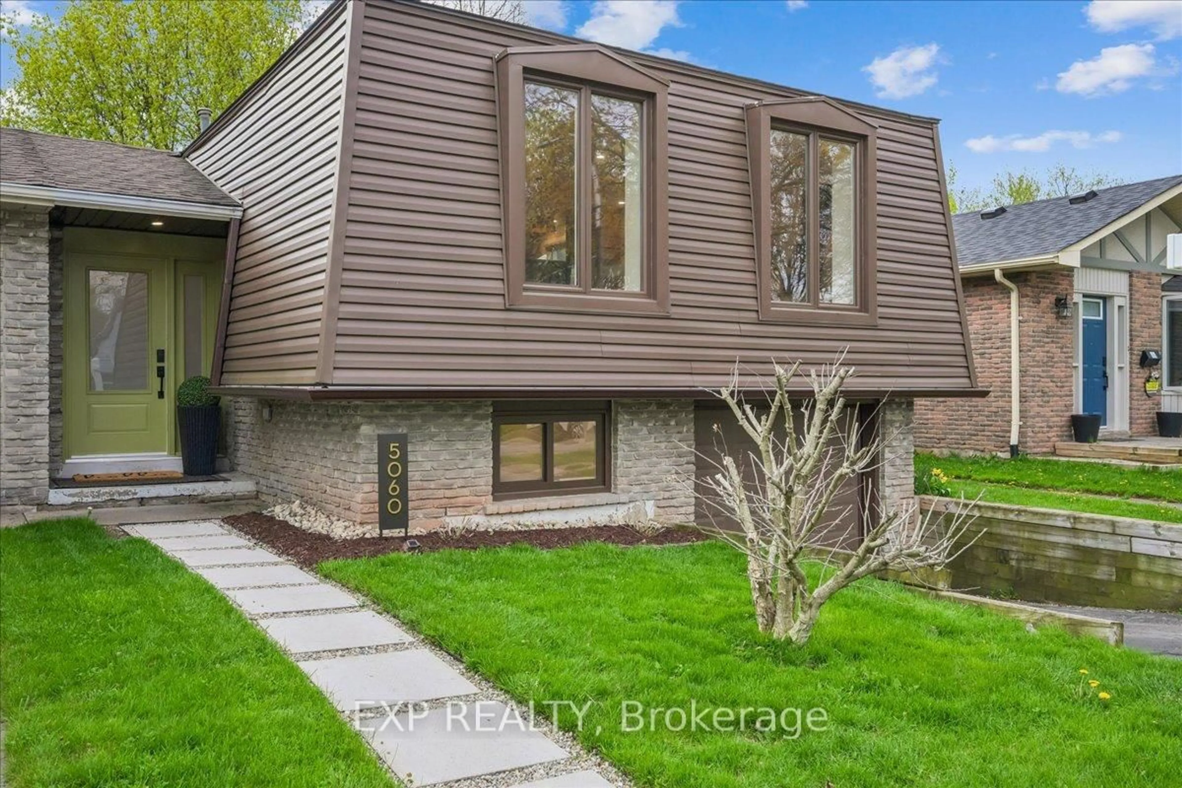 Home with brick exterior material, street for 5060 Brady Ave, Burlington Ontario L7L 3X6