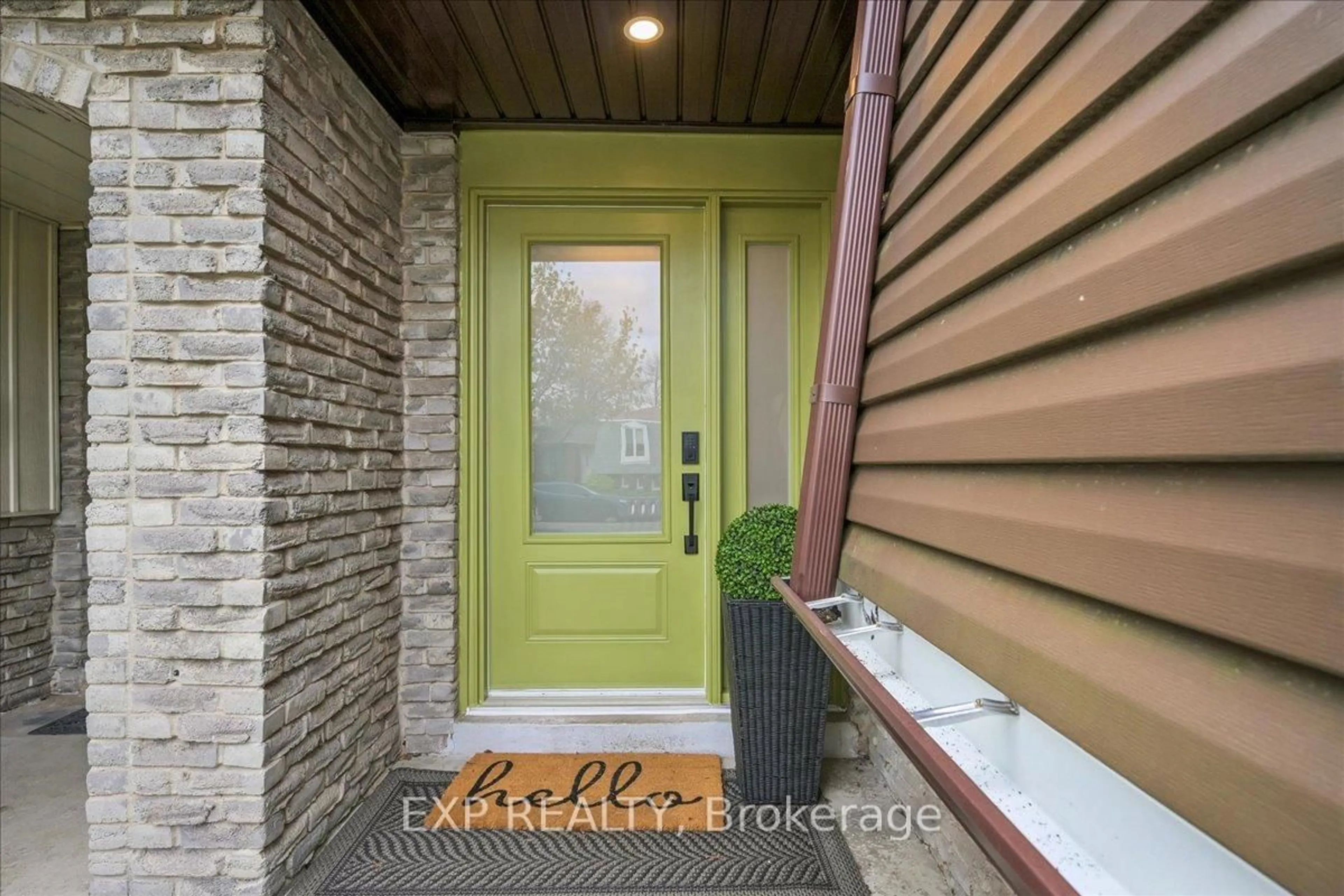 Indoor entryway for 5060 Brady Ave, Burlington Ontario L7L 3X6