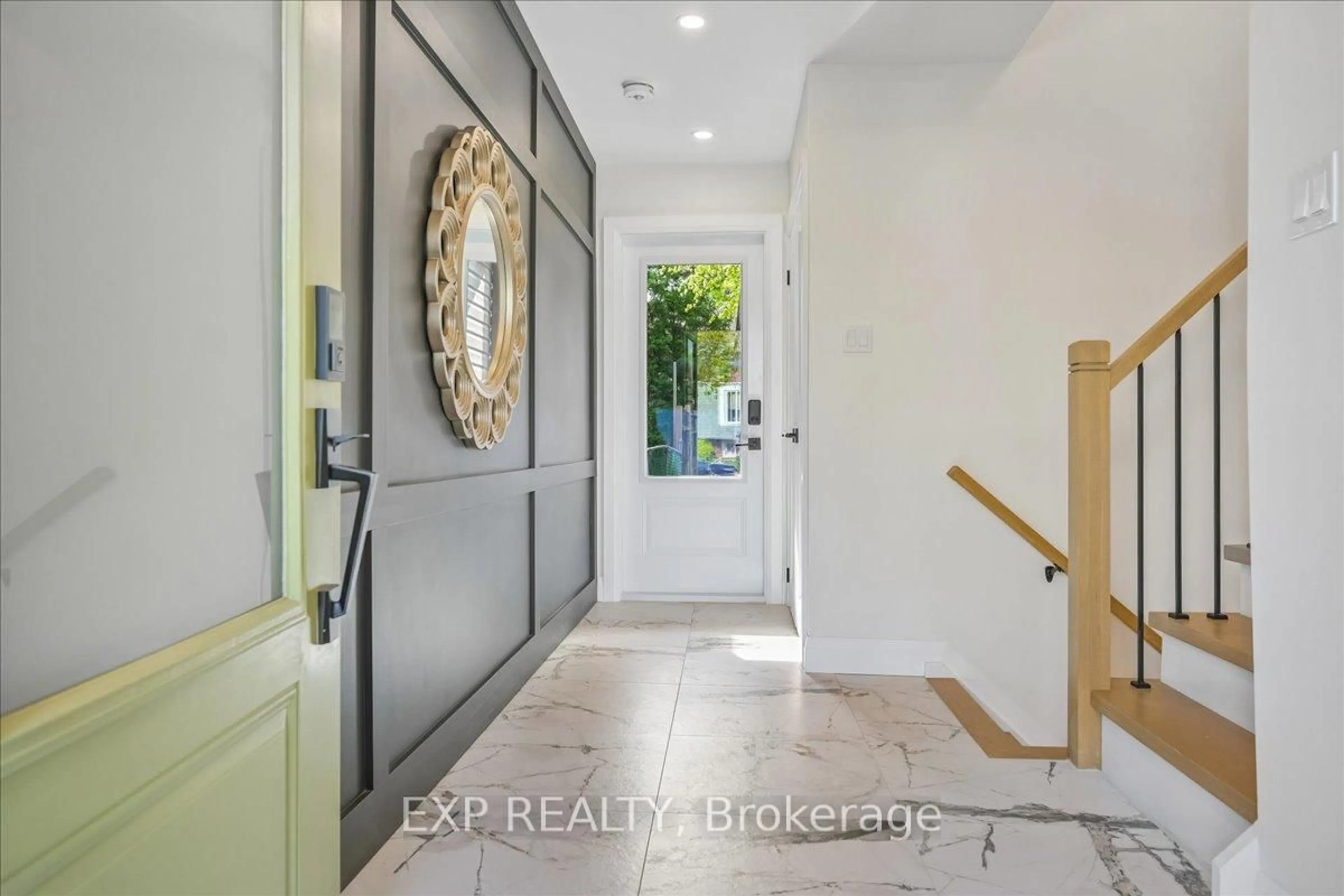 Indoor entryway for 5060 Brady Ave, Burlington Ontario L7L 3X6