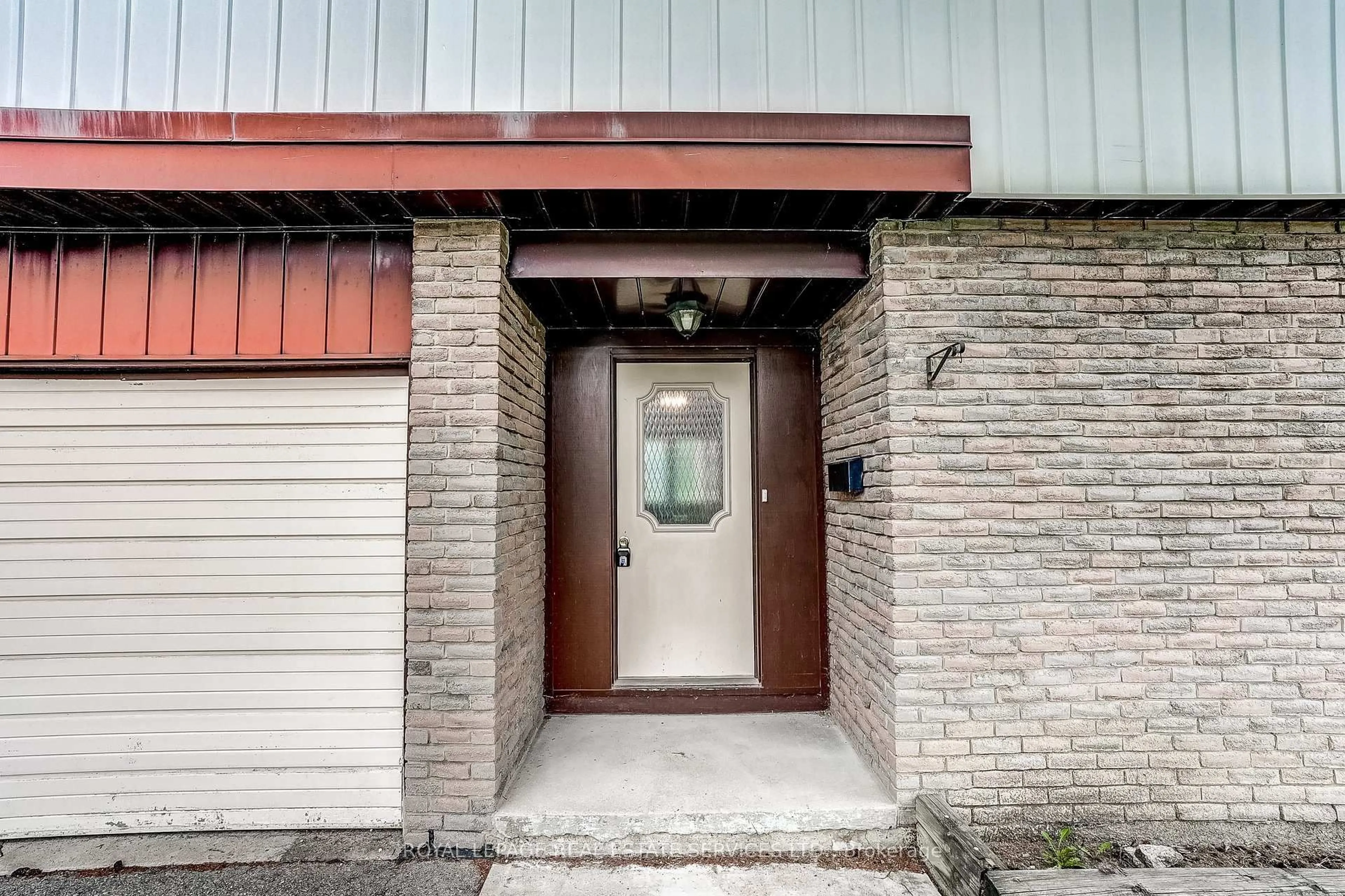 Indoor entryway for 8 Kenninghall Blvd, Mississauga Ontario L5N 1J4