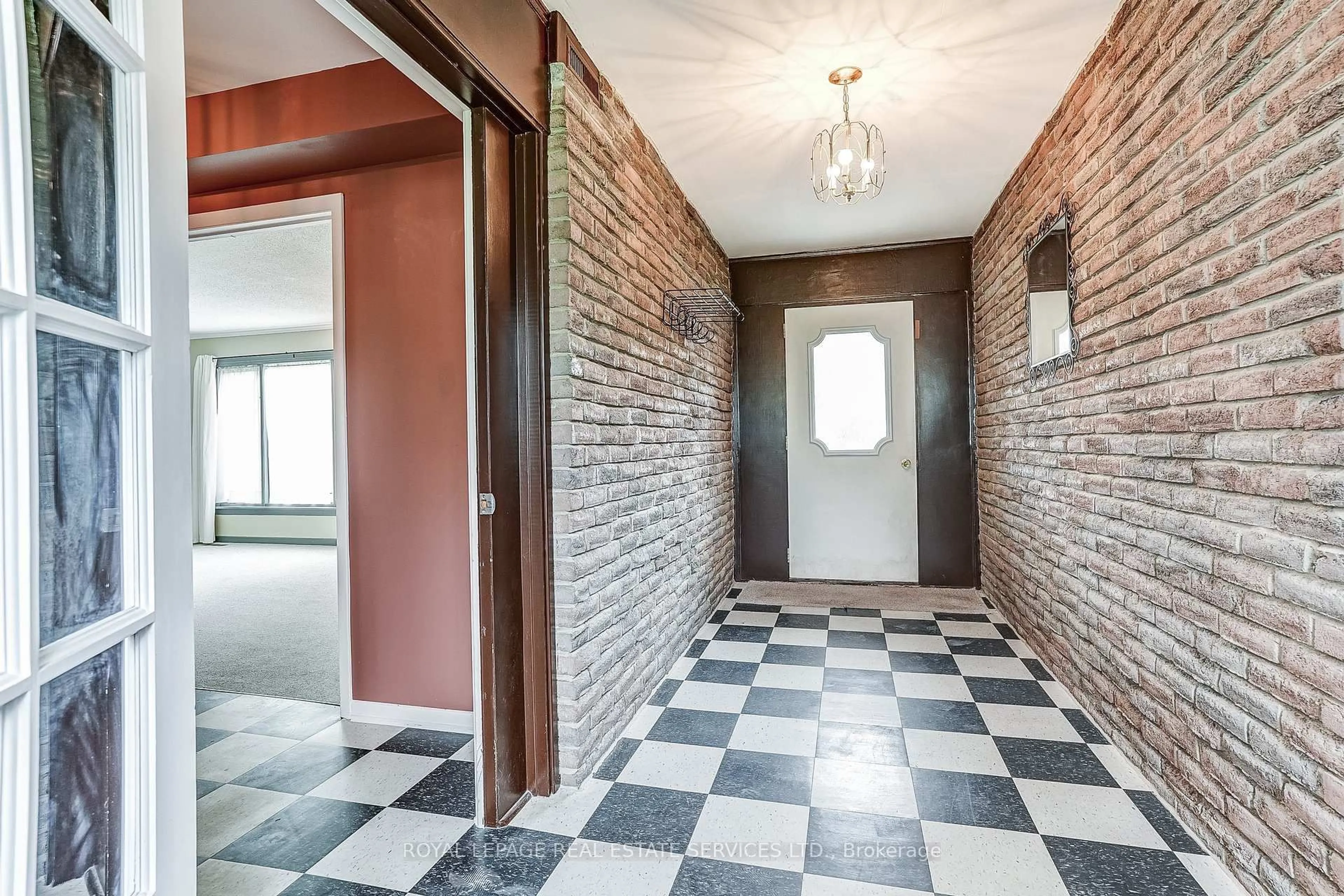 Indoor foyer for 8 Kenninghall Blvd, Mississauga Ontario L5N 1J4
