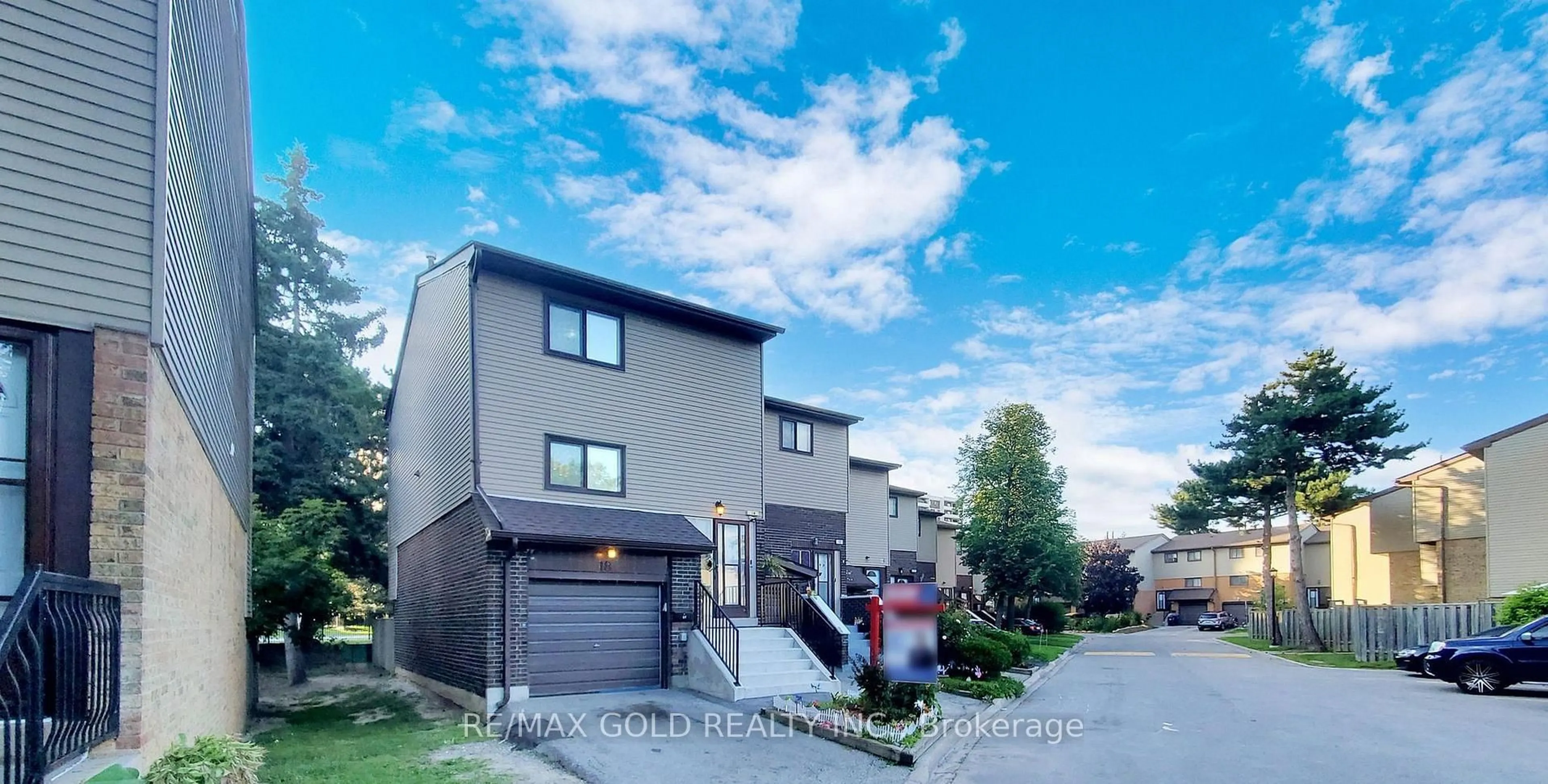 A pic from outside/outdoor area/front of a property/back of a property/a pic from drone, street for 18 Carleton Pl #18, Brampton Ontario L6T 3Z4