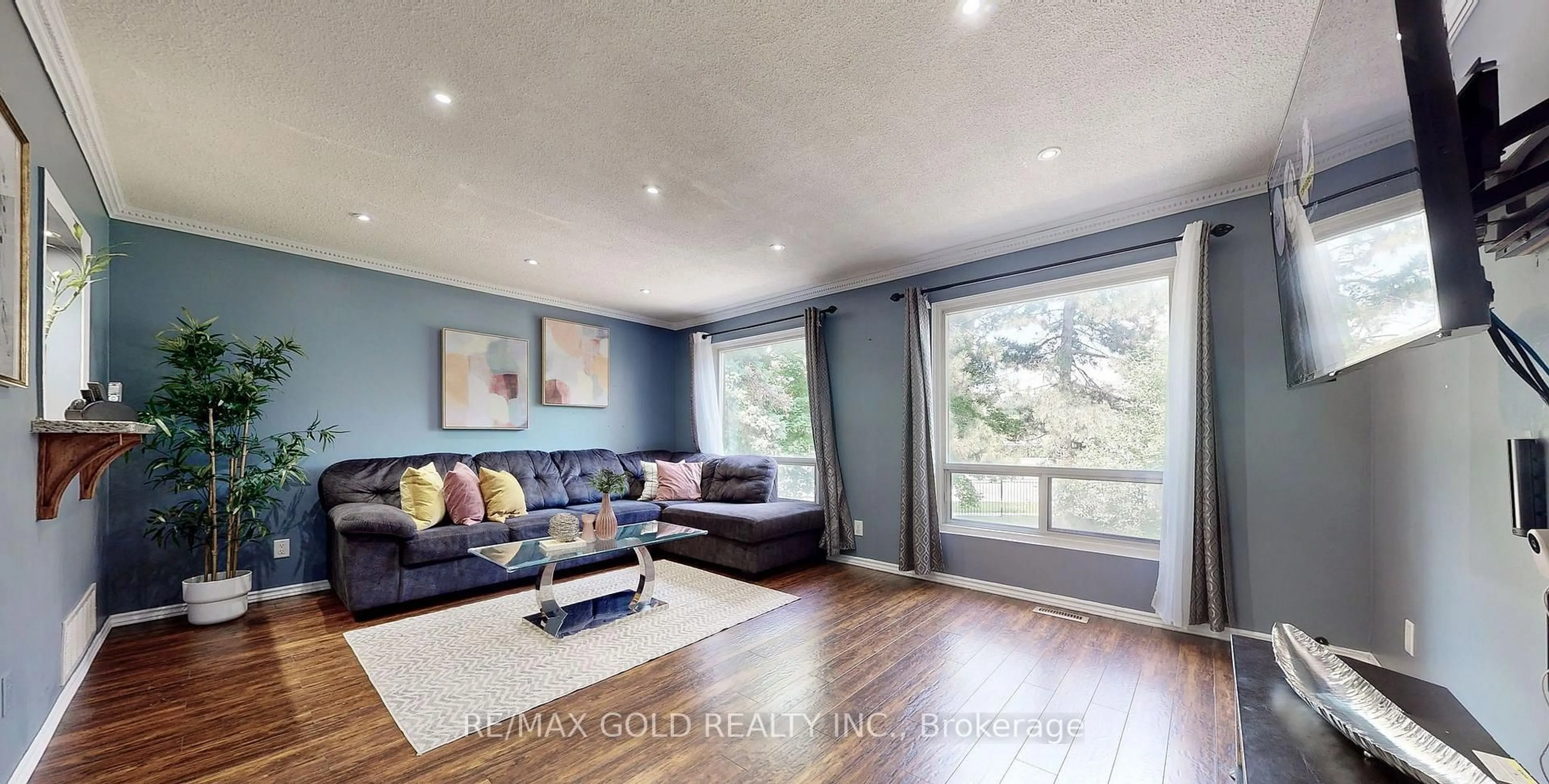 Living room with furniture, wood/laminate floor for 18 Carleton Pl #18, Brampton Ontario L6T 3Z4