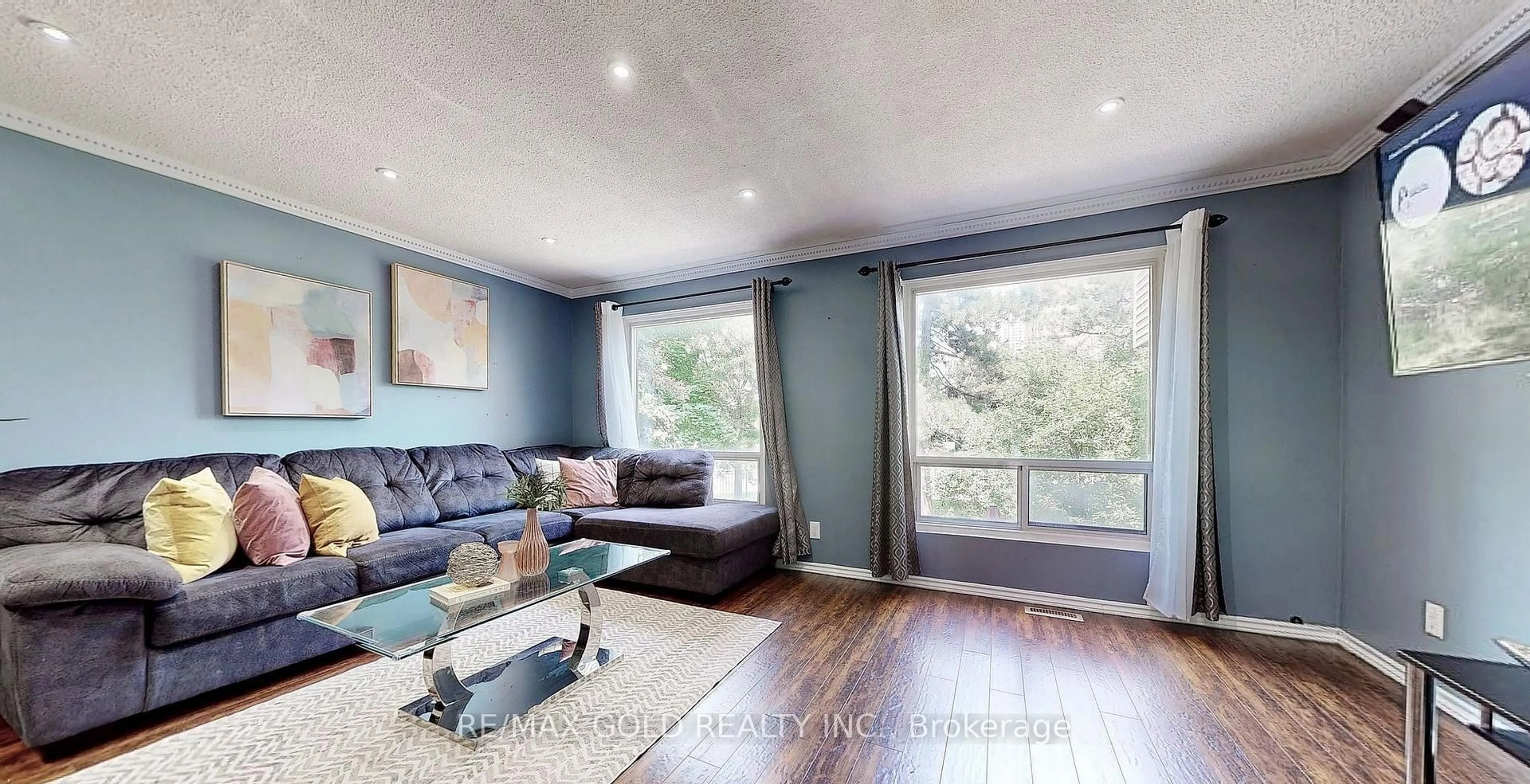 Living room with furniture, wood/laminate floor for 18 Carleton Pl #18, Brampton Ontario L6T 3Z4