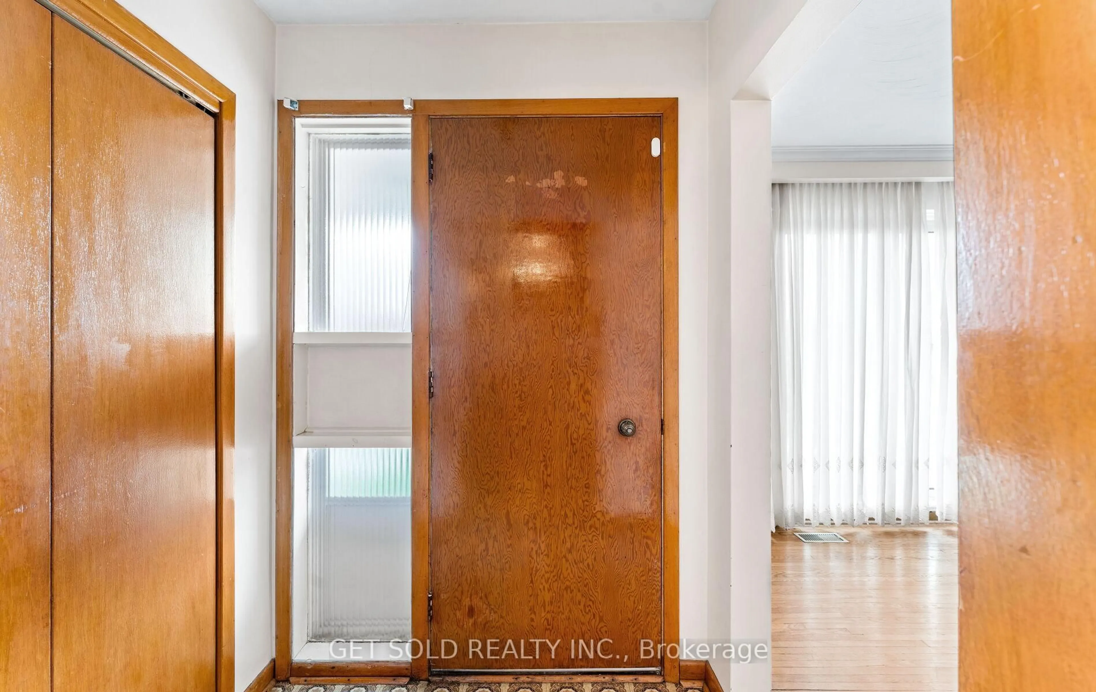 Indoor entryway for 30 Ikley Rd, Toronto Ontario M3J 1C6