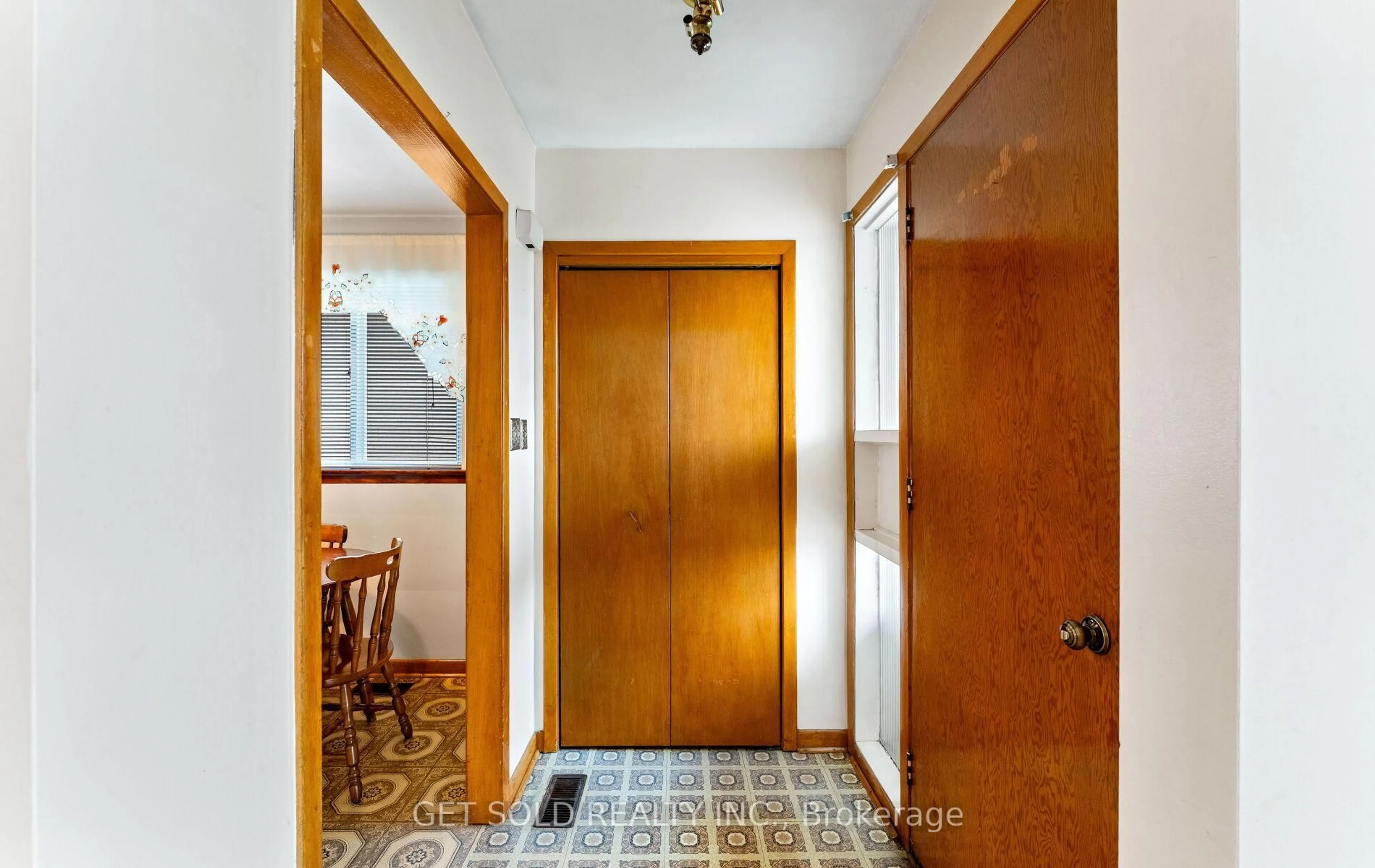 Indoor entryway for 30 Ikley Rd, Toronto Ontario M3J 1C6