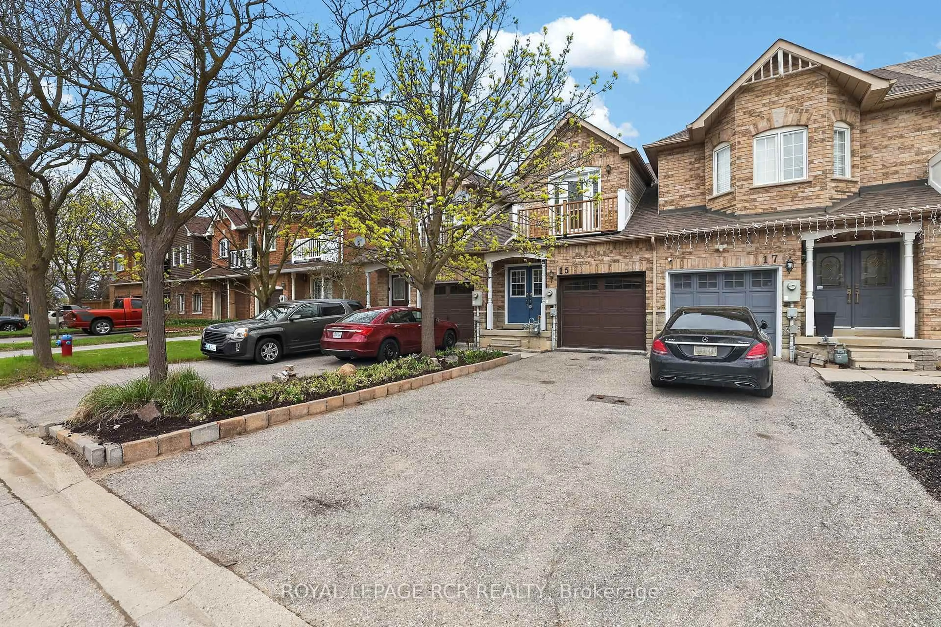 A pic from outside/outdoor area/front of a property/back of a property/a pic from drone, street for 15 Dominion Gardens Dr, Halton Hills Ontario L7G 6A9