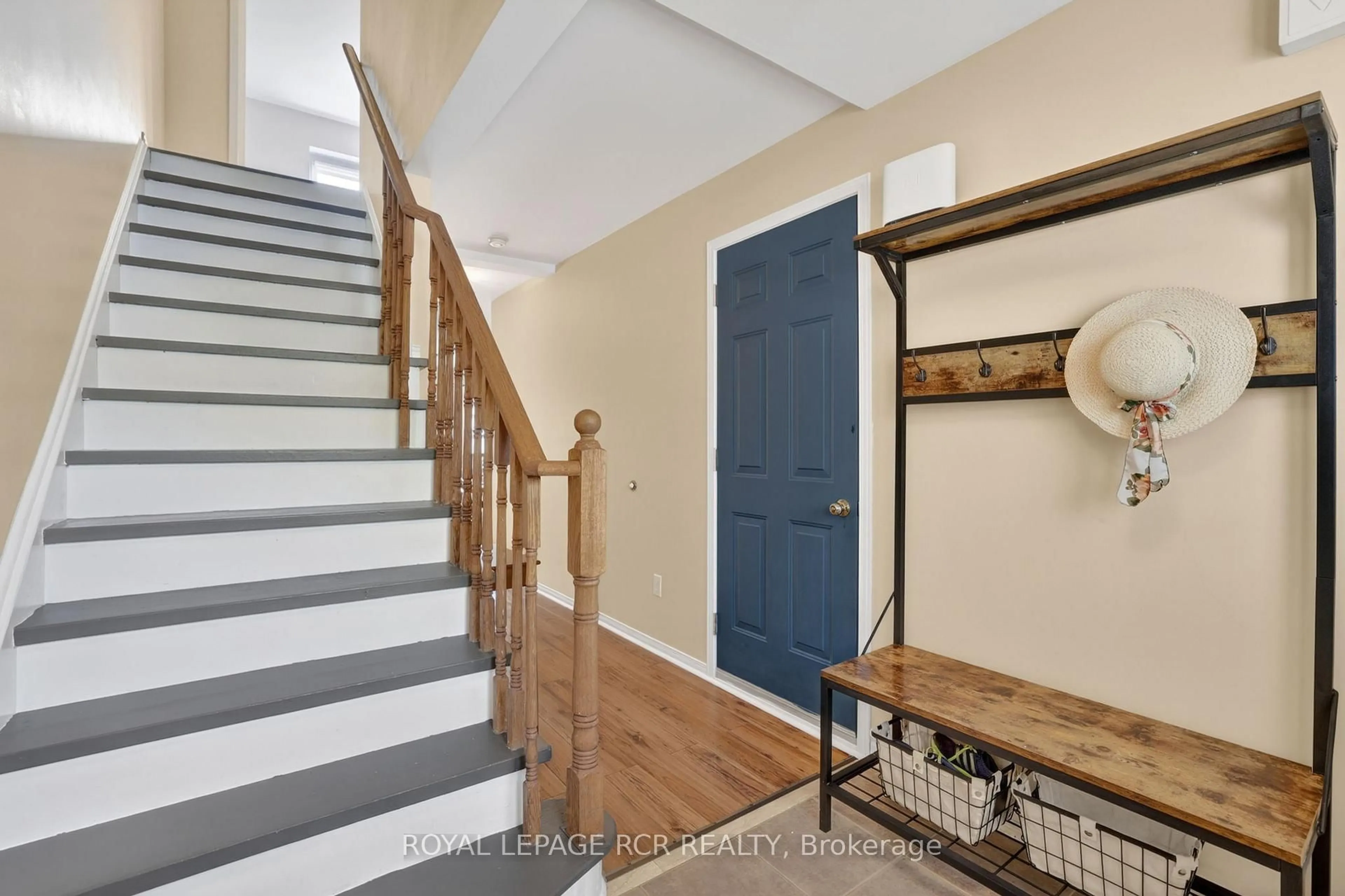Indoor entryway for 15 Dominion Gardens Dr, Halton Hills Ontario L7G 6A9