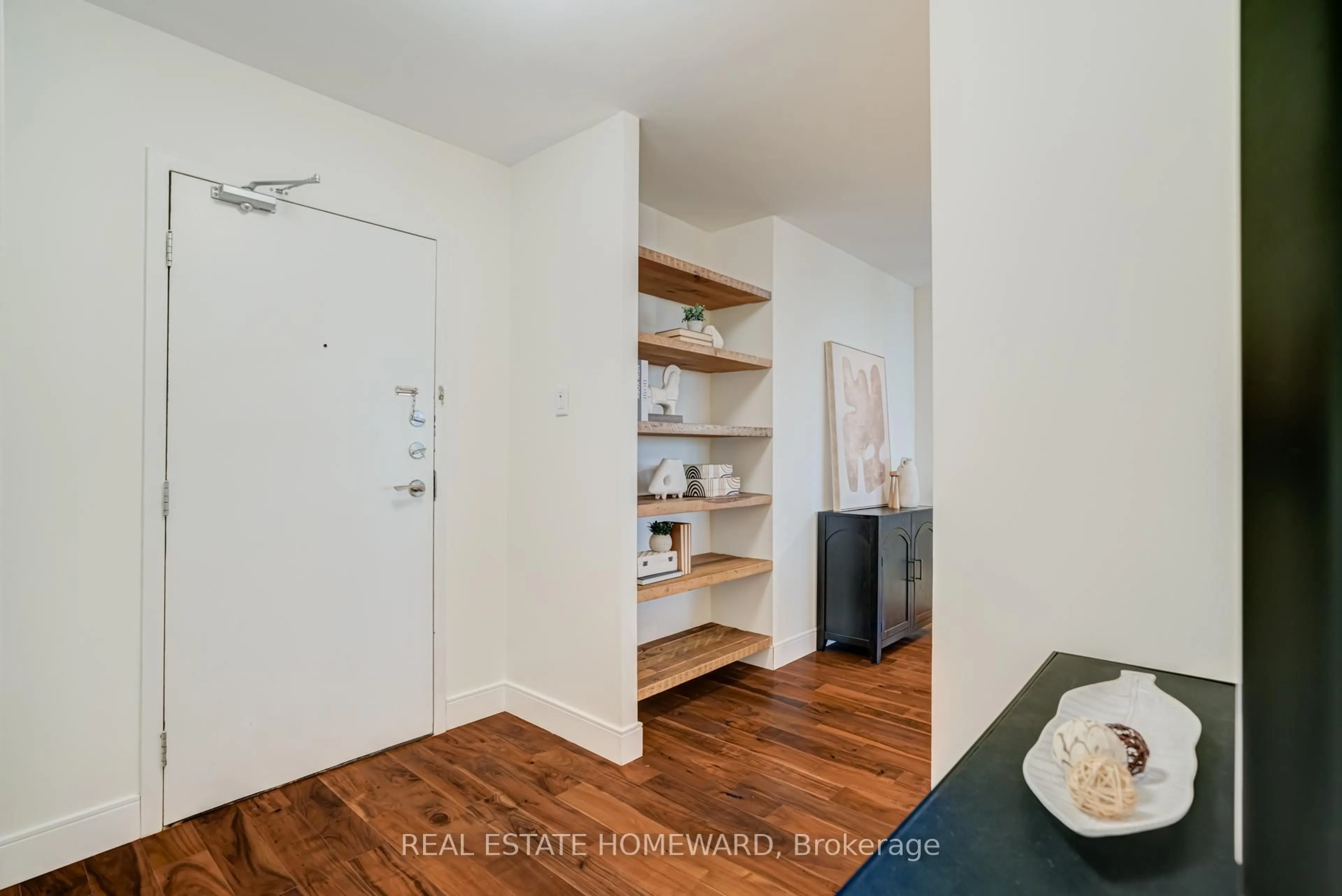 Indoor entryway for 100 Quebec Ave #1610, Toronto Ontario M6P 4B8