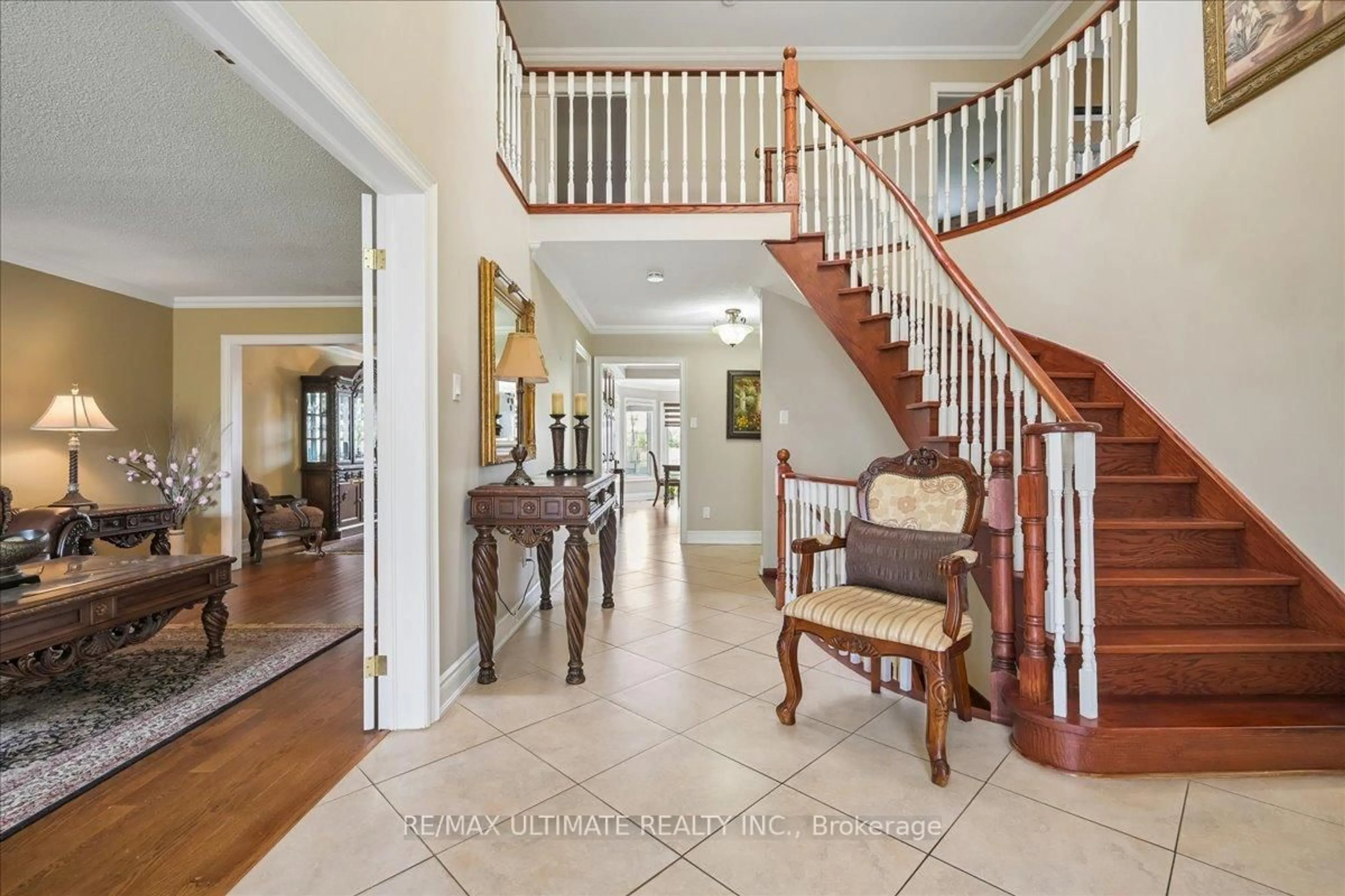 Indoor entryway for 4 Bates Crt, Brampton Ontario L6X 3E9