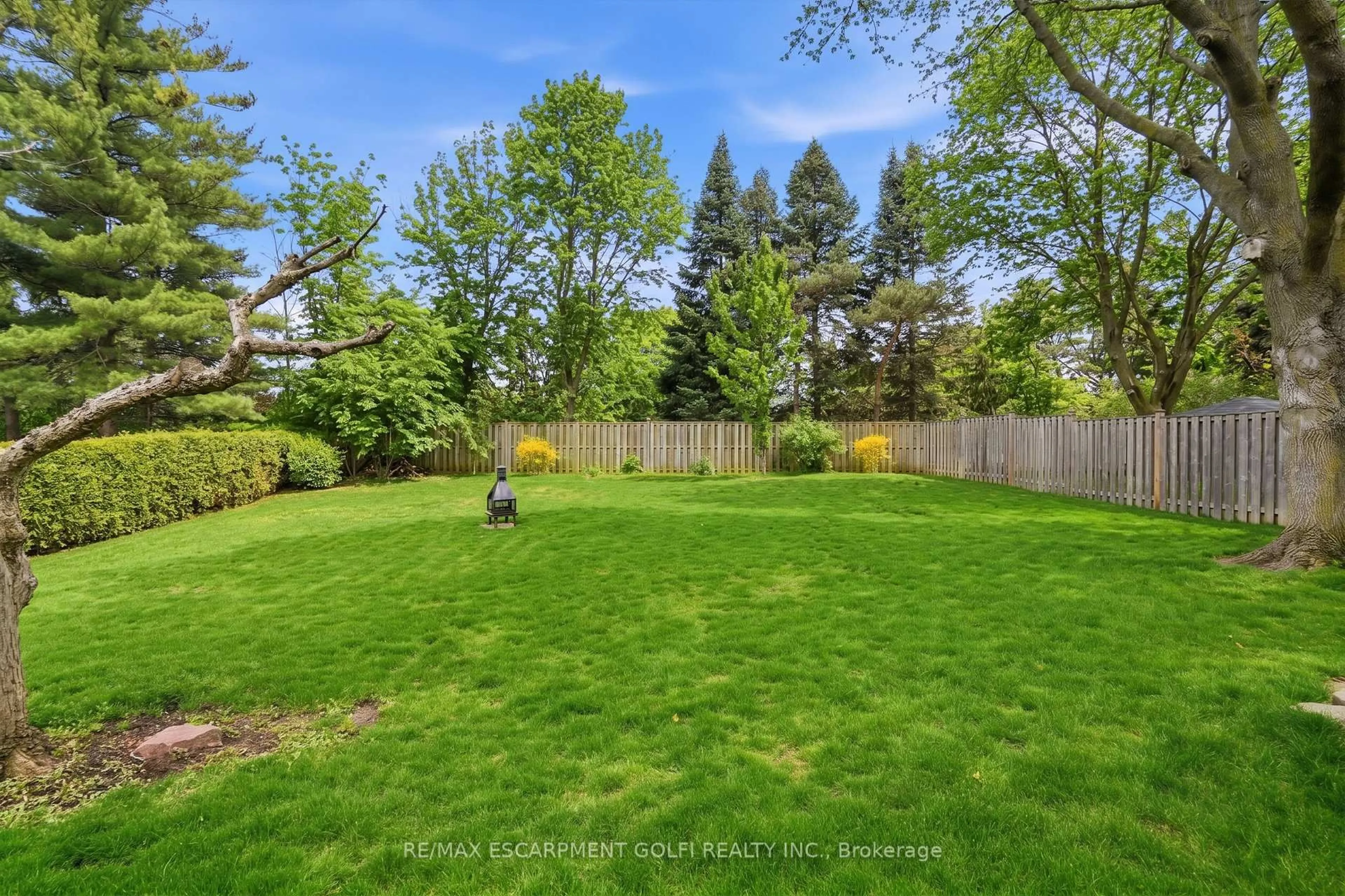 A pic from outside/outdoor area/front of a property/back of a property/a pic from drone, forest/trees view for 212 DIGBY Rd, Oakville Ontario L6J 6C7