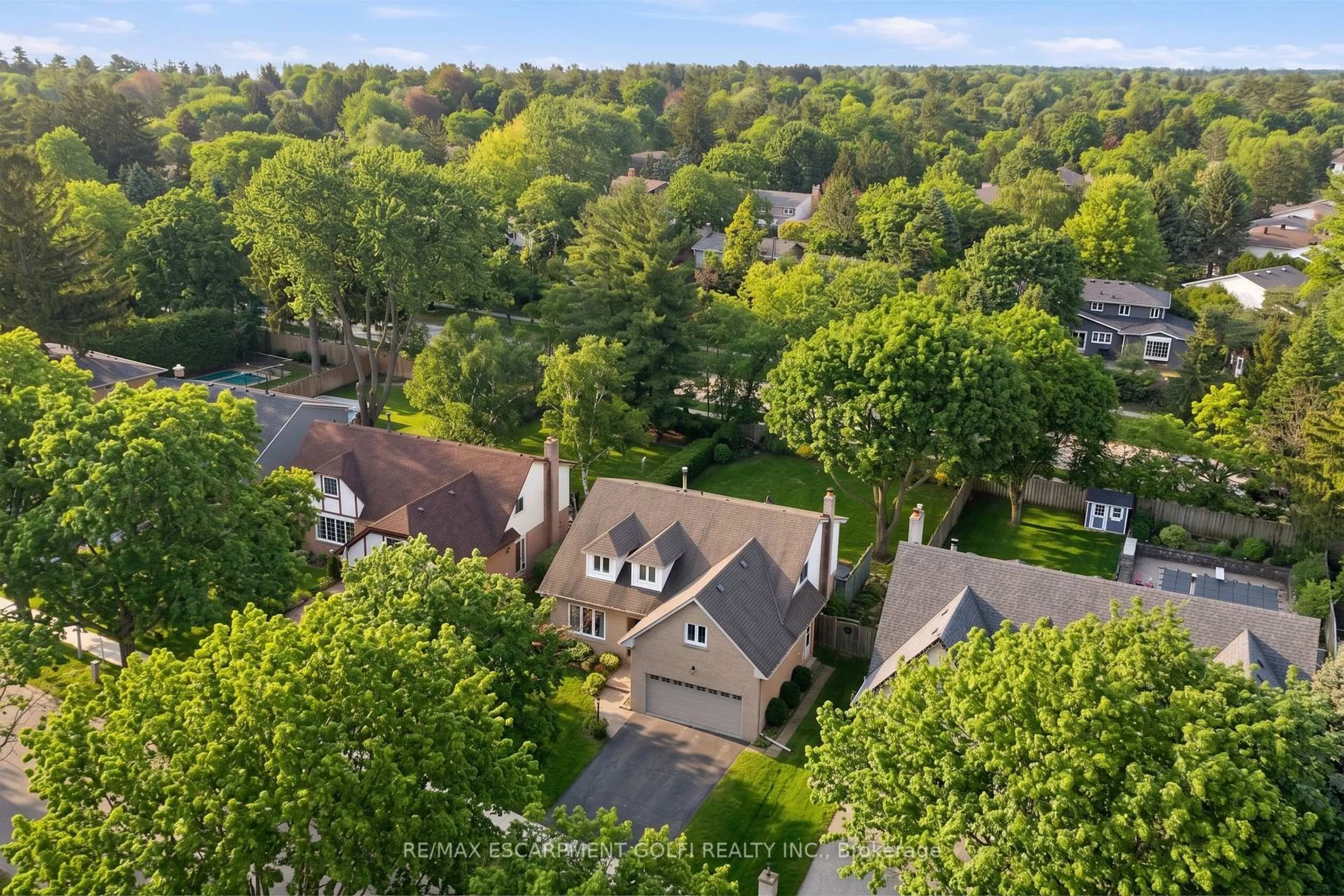 A pic from outside/outdoor area/front of a property/back of a property/a pic from drone, unknown for 212 DIGBY Rd, Oakville Ontario L6J 6C7