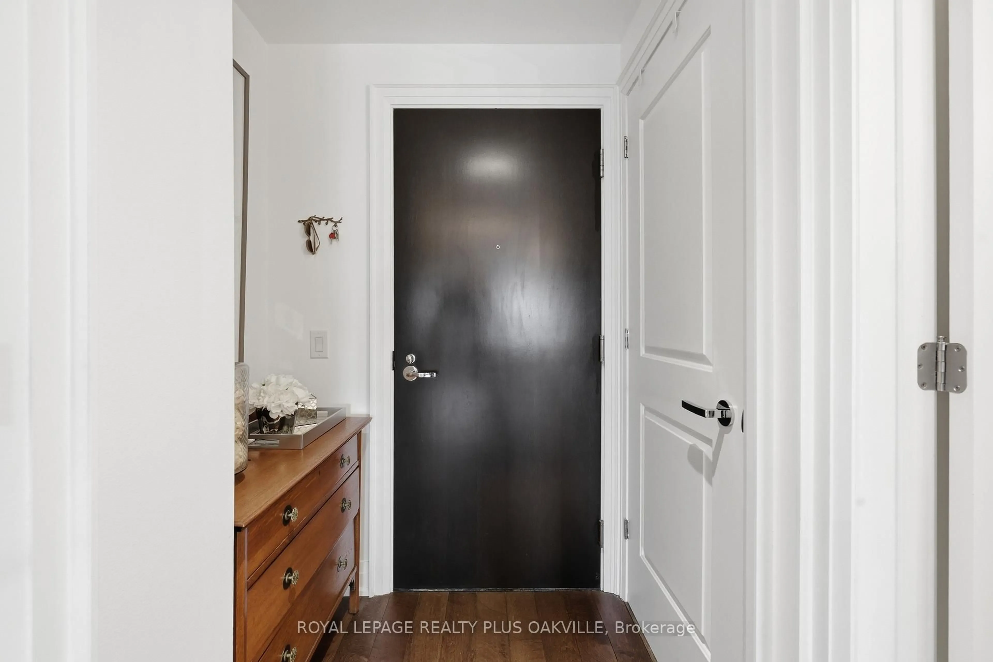 Indoor entryway for 11 Bronte Rd #304, Oakville Ontario L6L 0E1