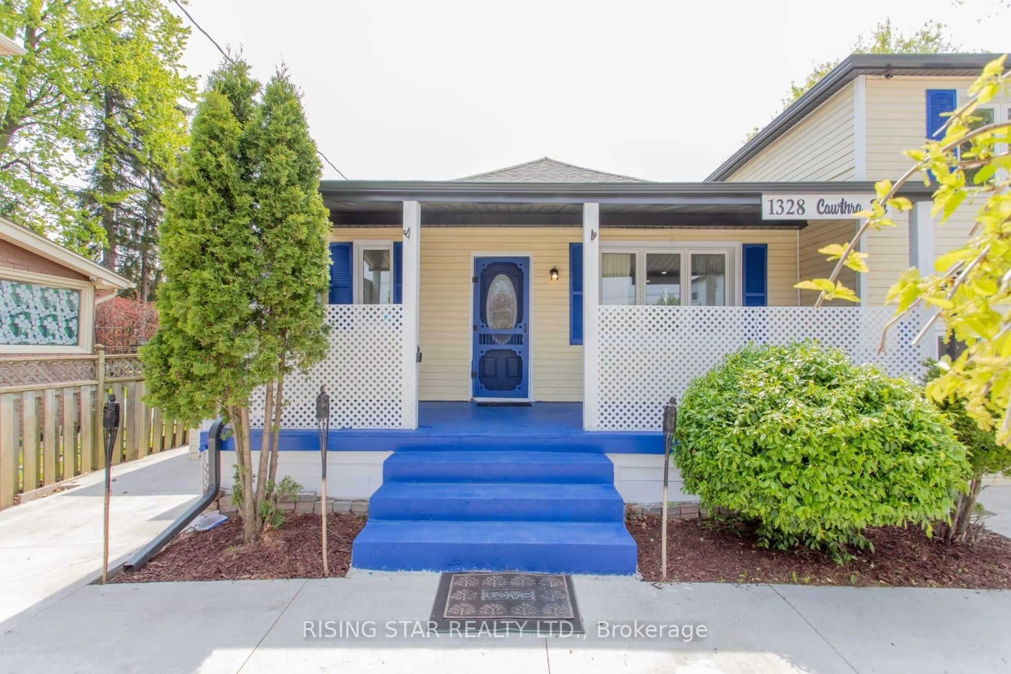 Home with vinyl exterior material, street for 1328 Cawthra Rd, Mississauga Ontario L5G 4K9